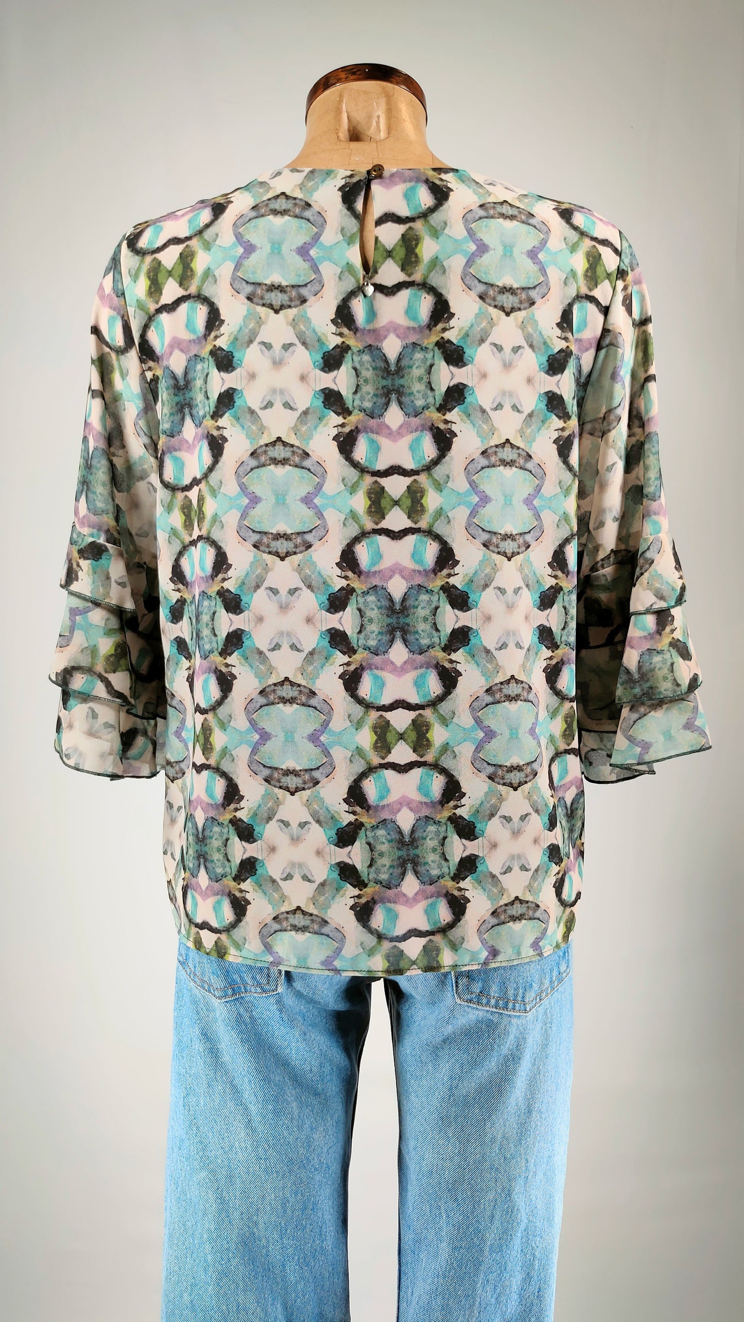 Blusa con volantes en mangas