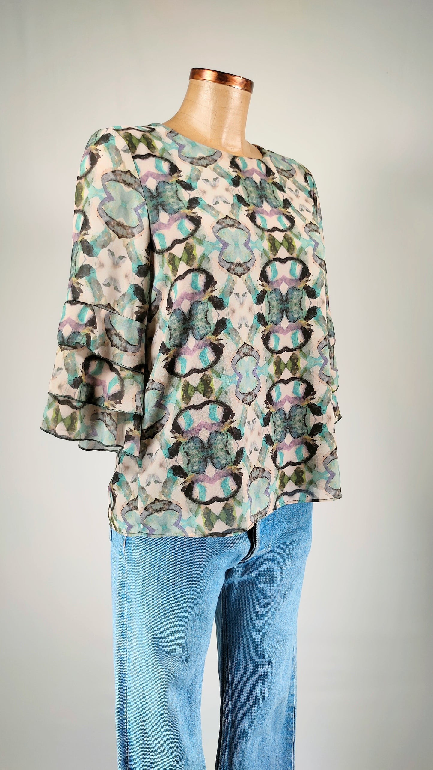 Blusa con volantes en mangas