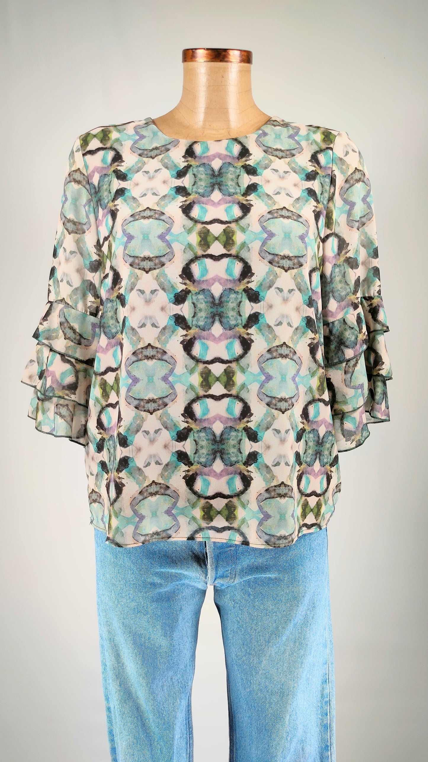 Blusa con volantes en mangas