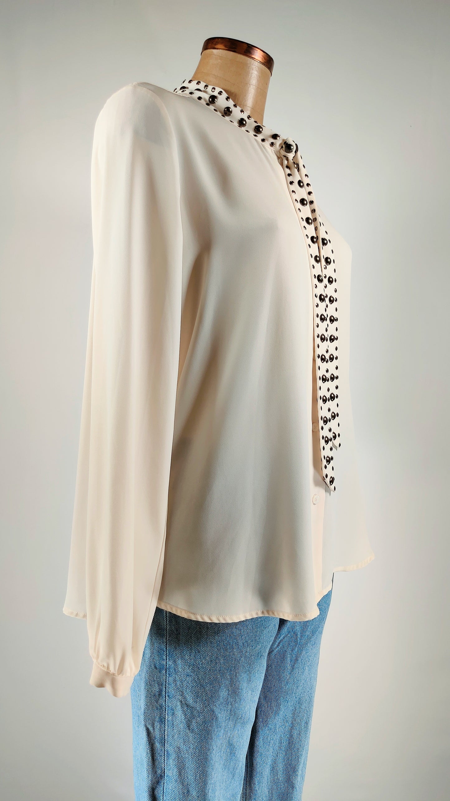 Camisa con lazo de tachuelas