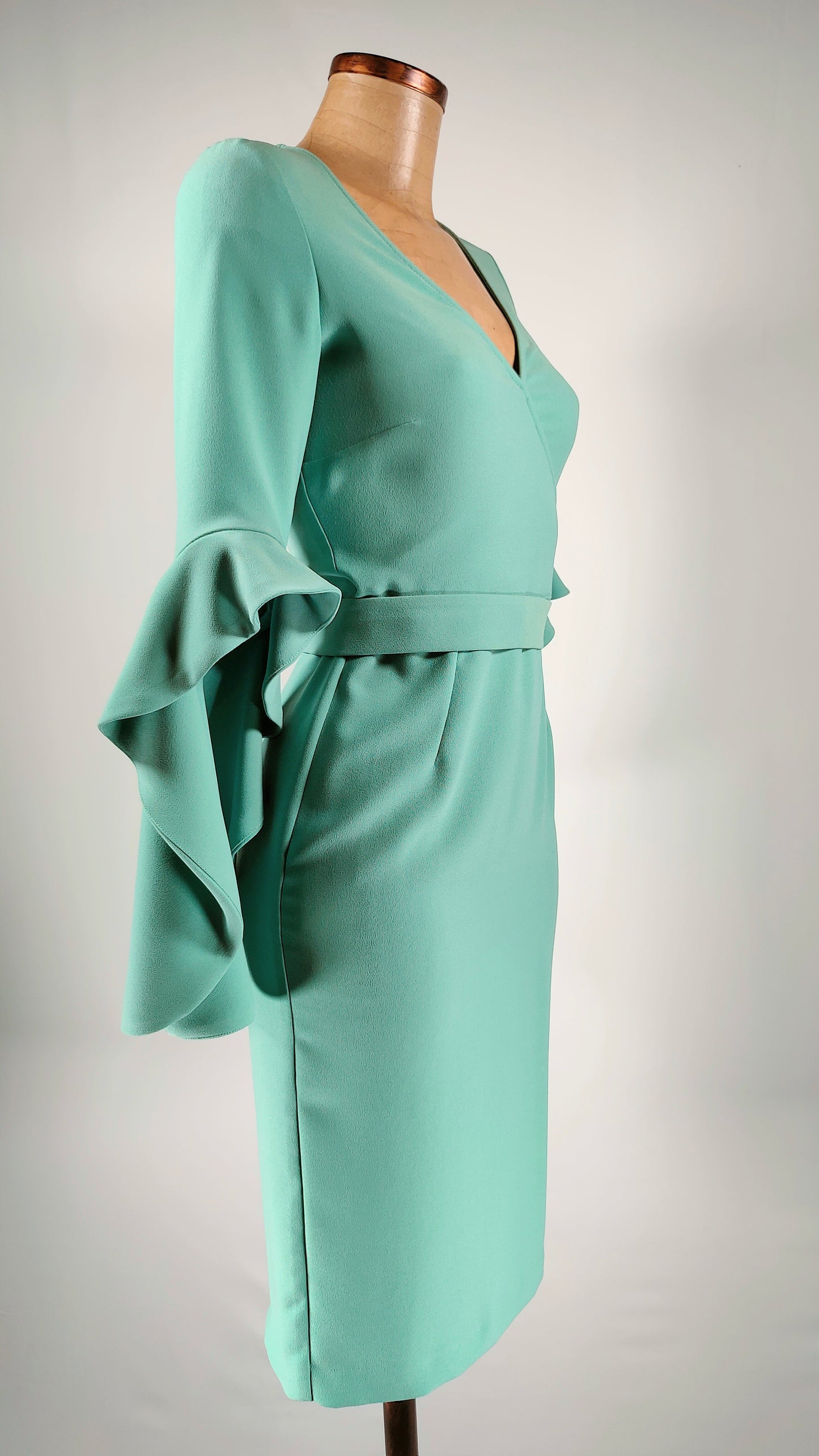Vestido con volantes en mangas
