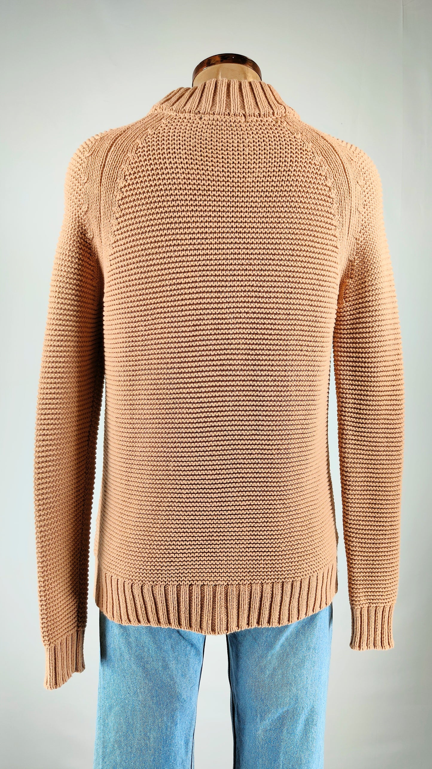 Jersey marrón de cuello girado
