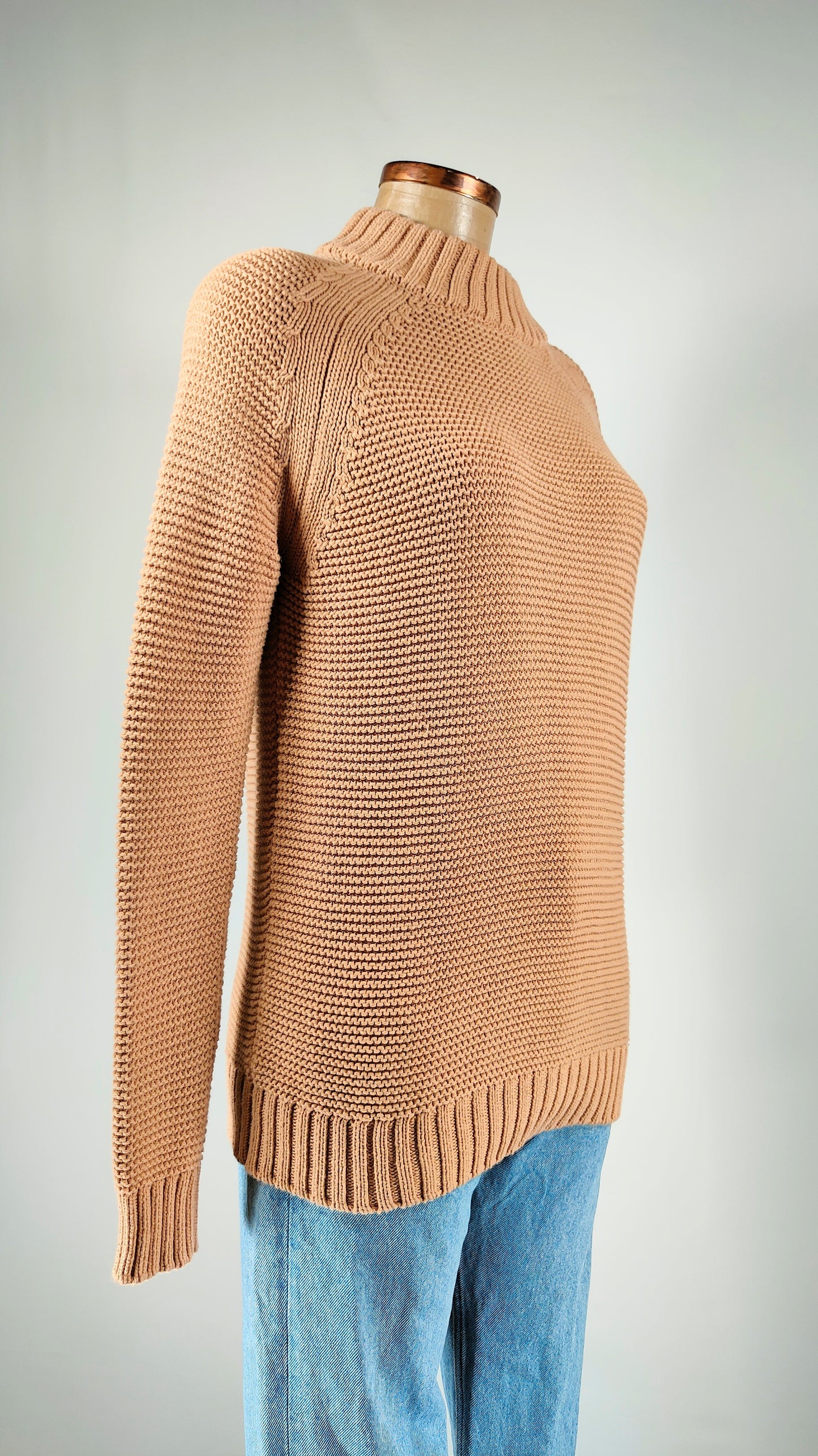 Jersey marrón de cuello girado