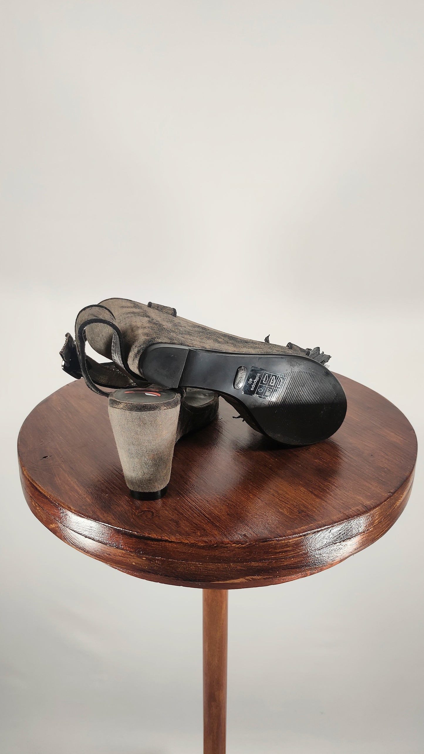 Zapato con adorno de flor