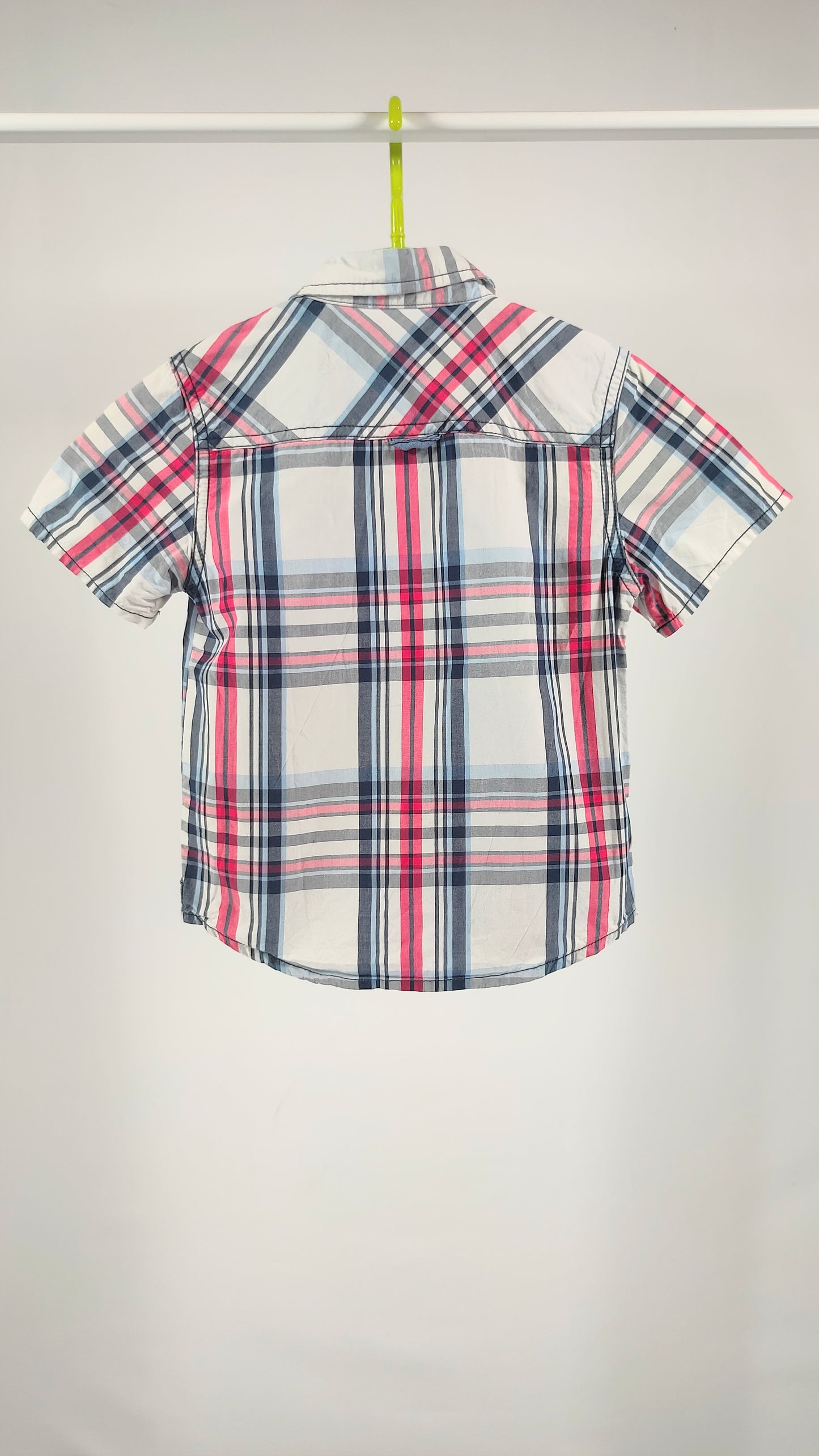Camisa con detalle de marca en piel