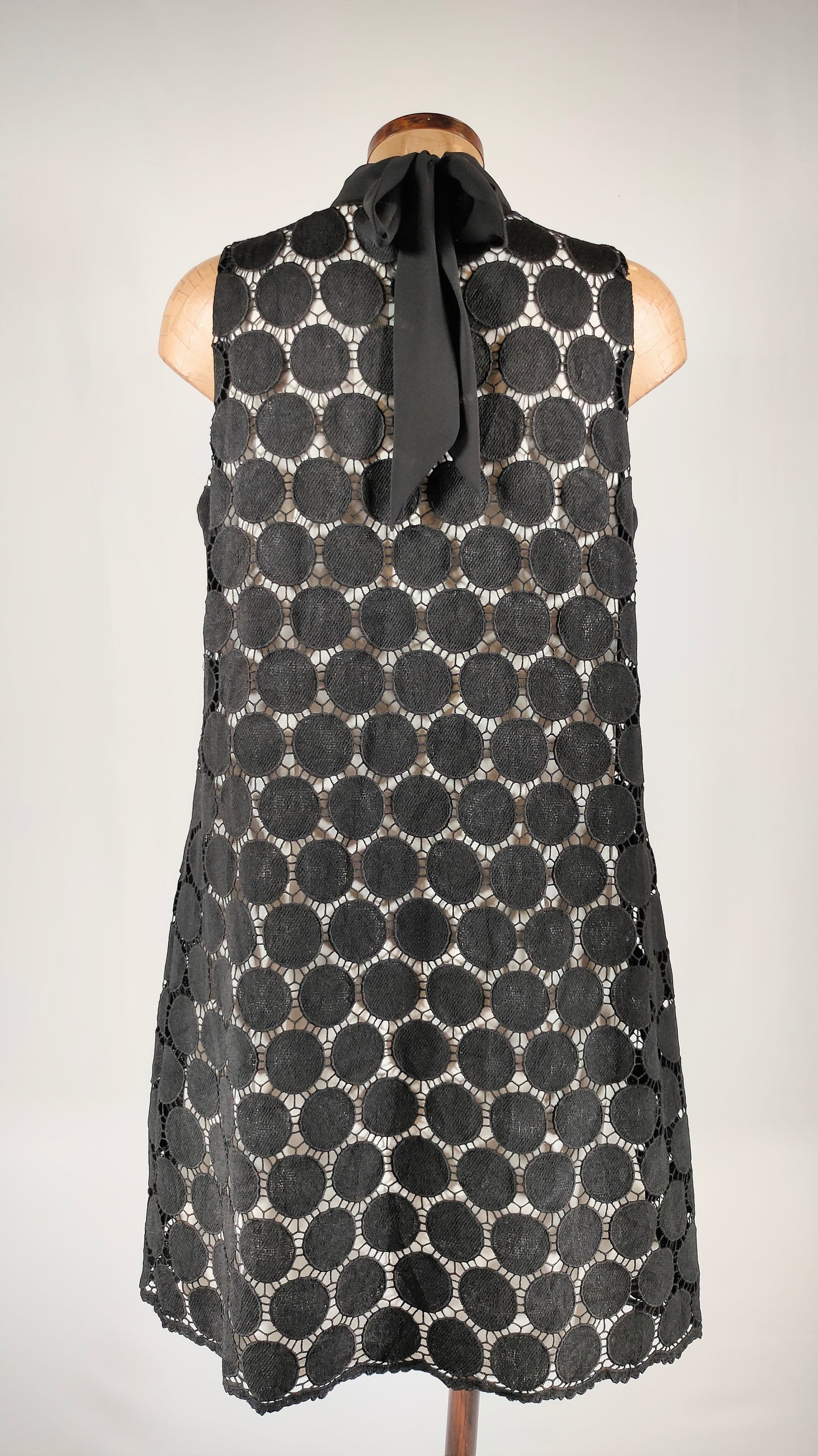 Vestido calado cogido al cuello