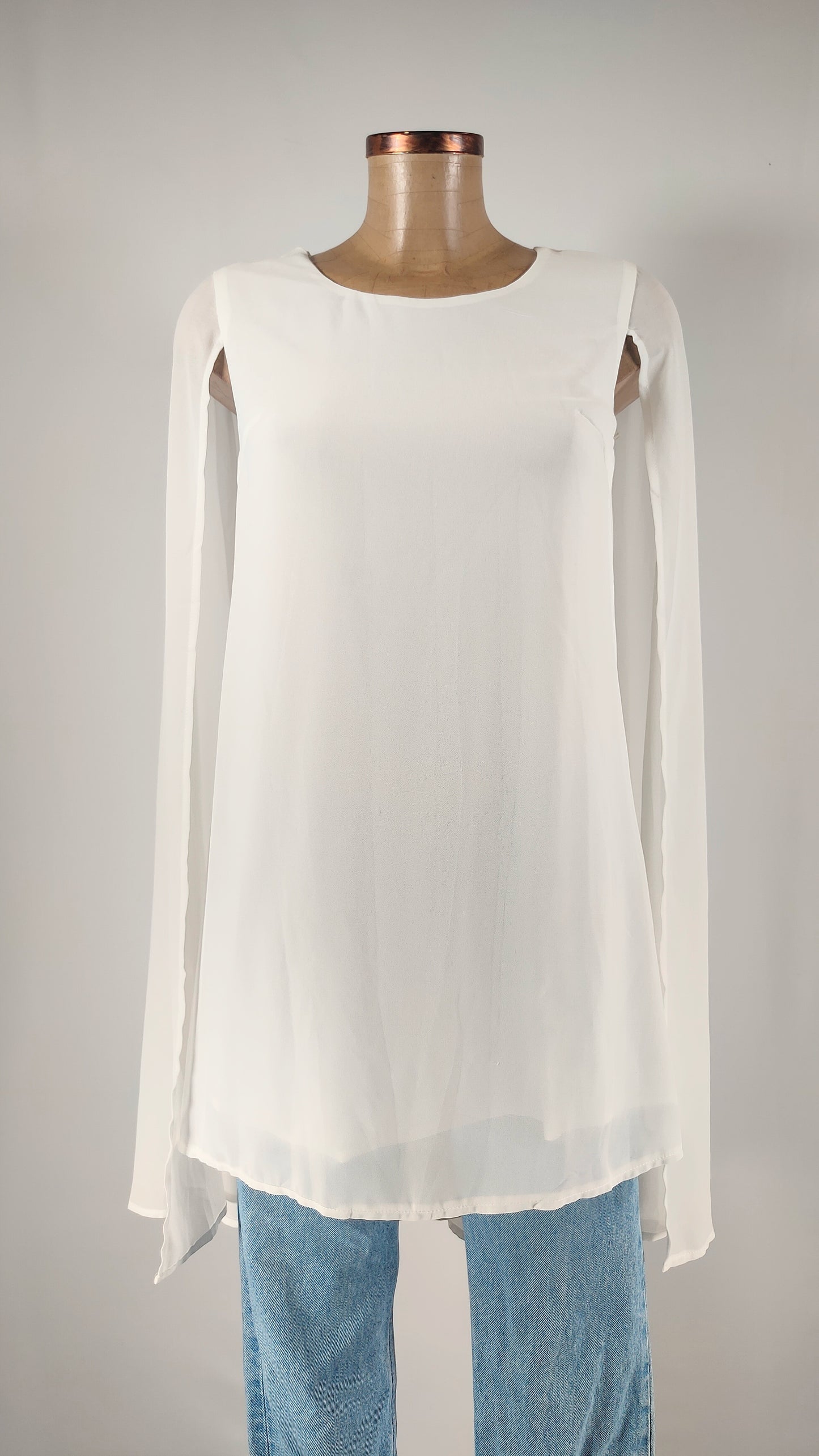Blusa con capa blanca
