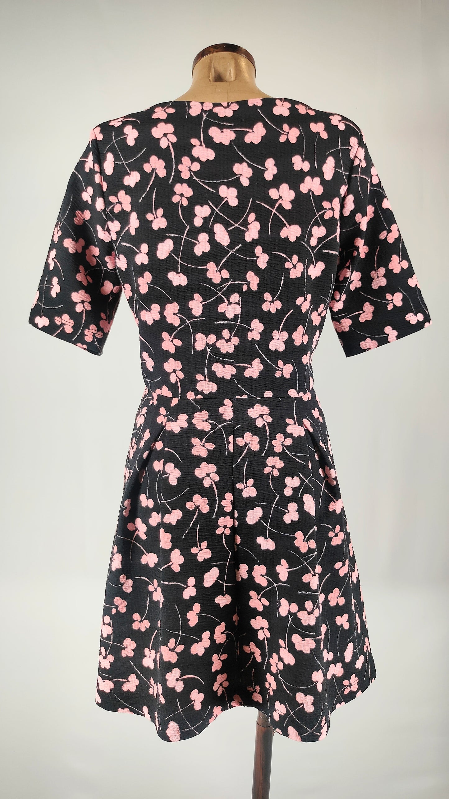 Vestido negro estampado en rosa con bolsillos