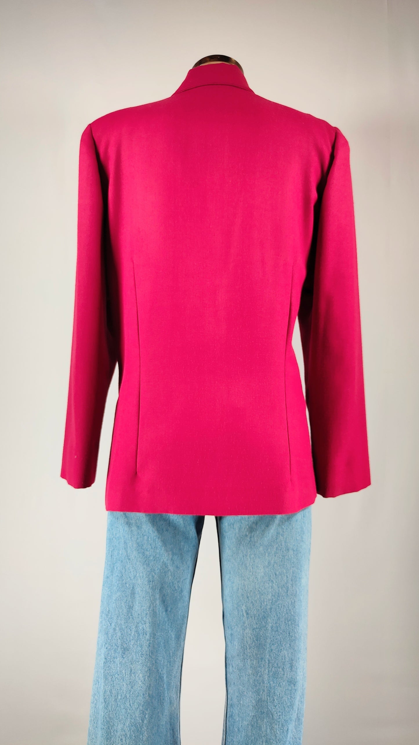Blazer fucsia con botón brillante