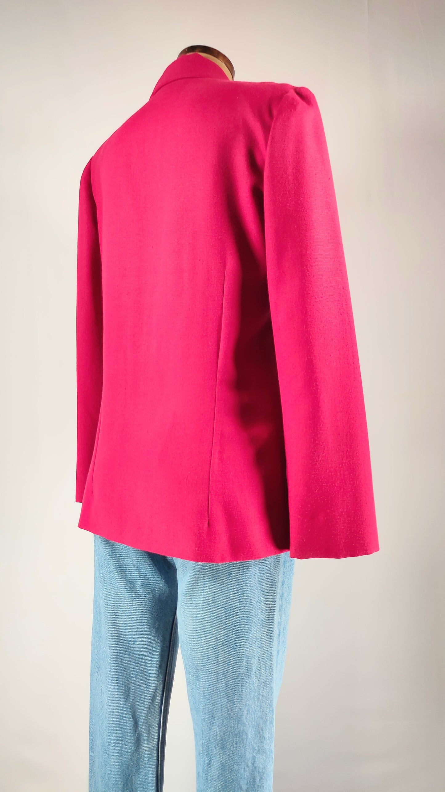 Blazer fucsia con botón brillante