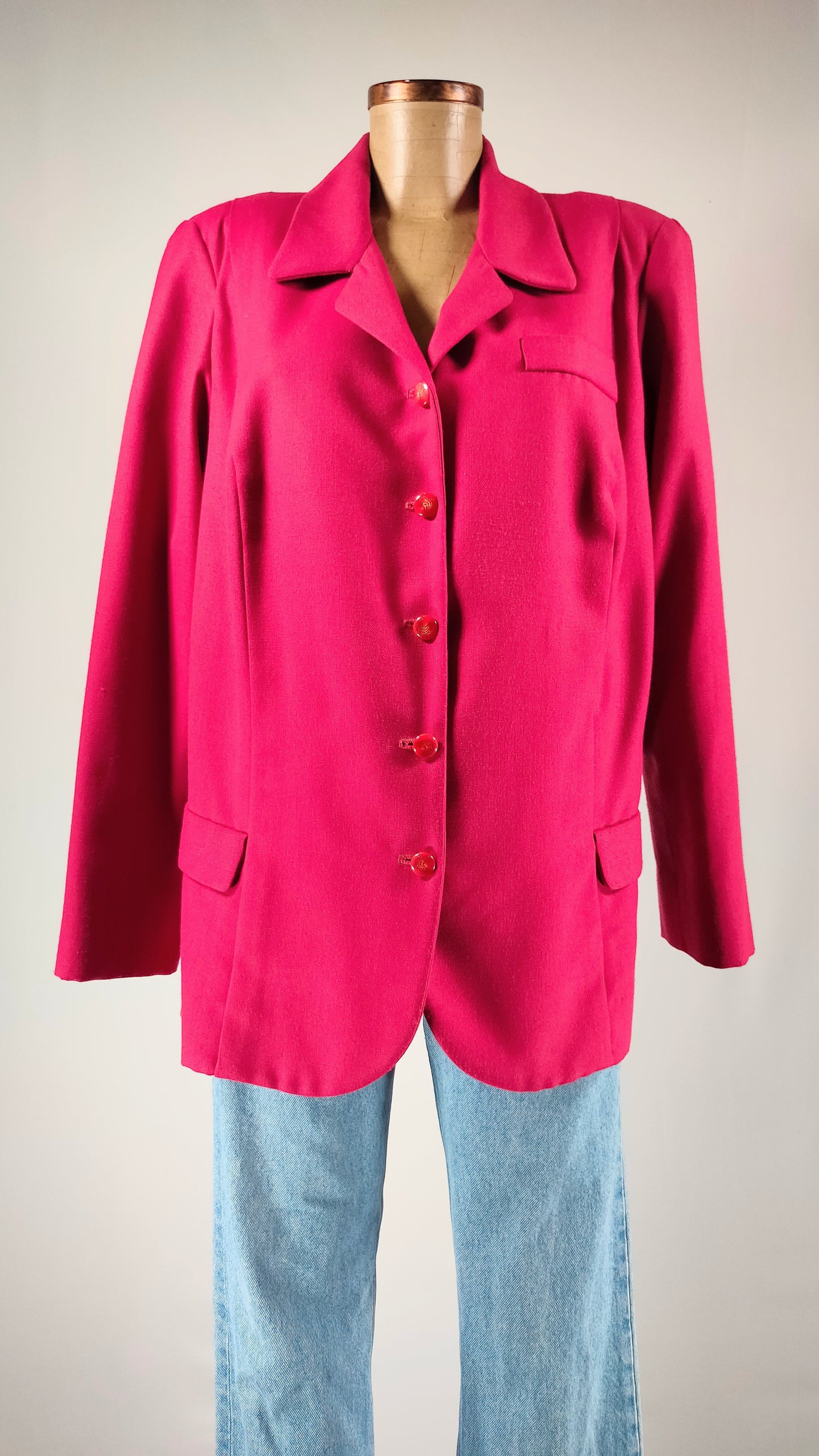 Blazer fucsia con botón brillante