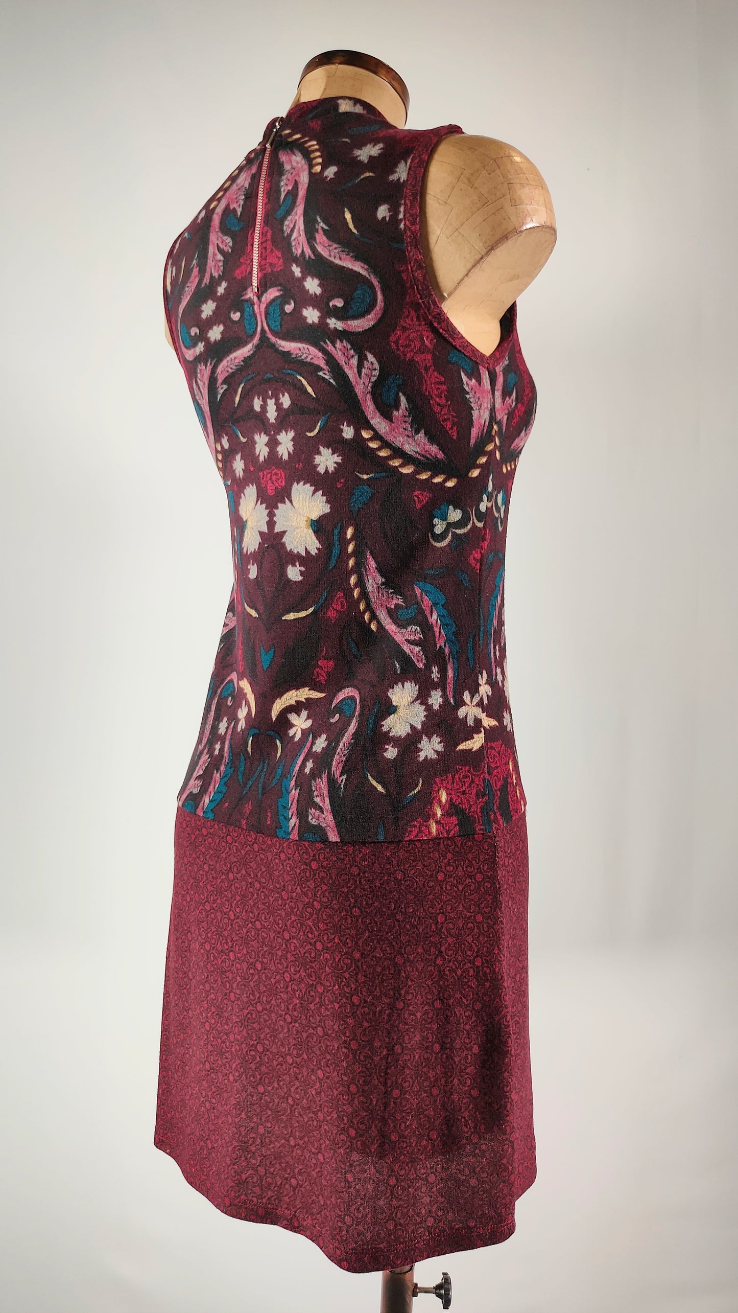 Vestido multicolor sin mangas y cuello alto
