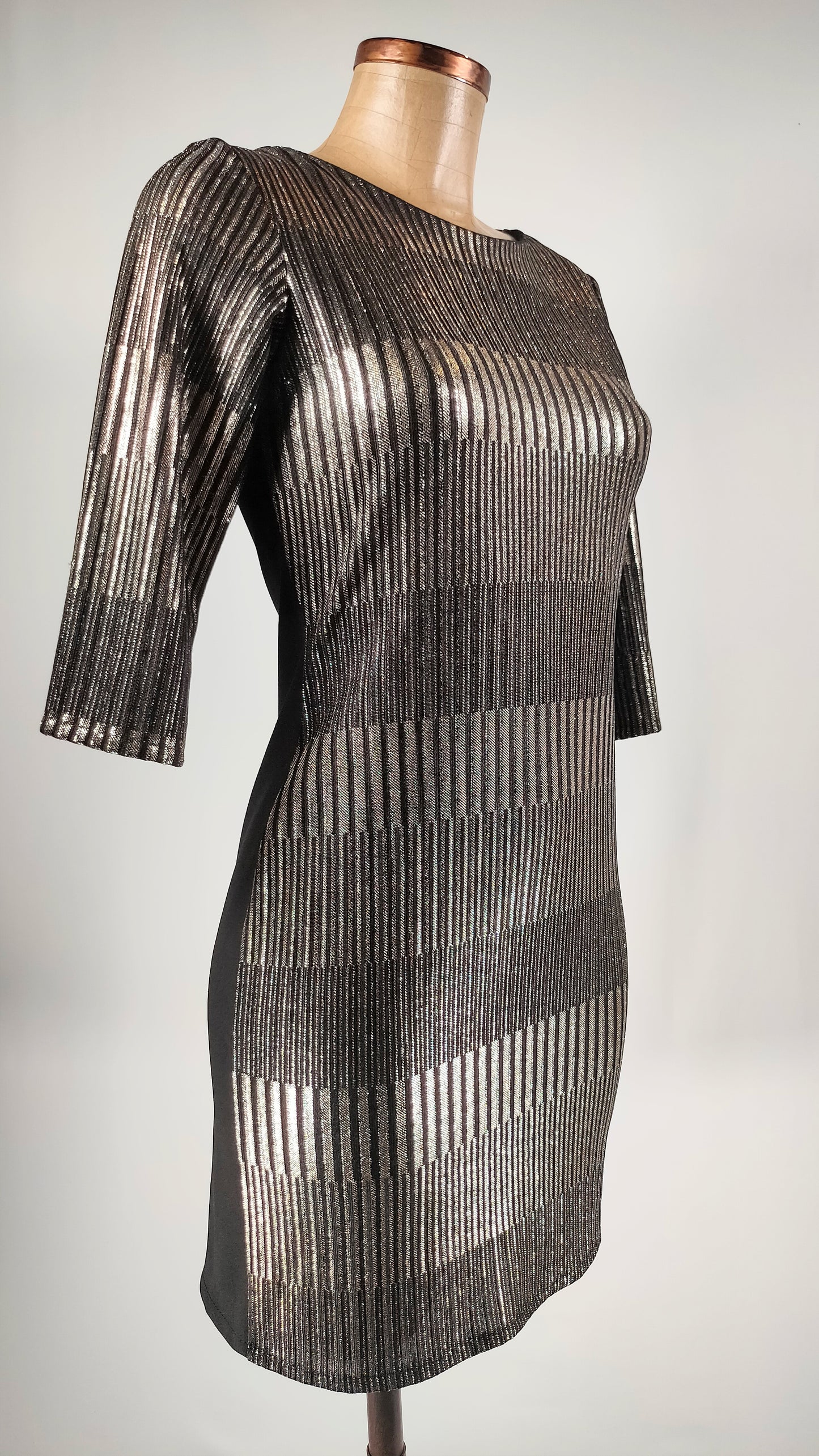 Vestido ajustado con efecto brillante plateado