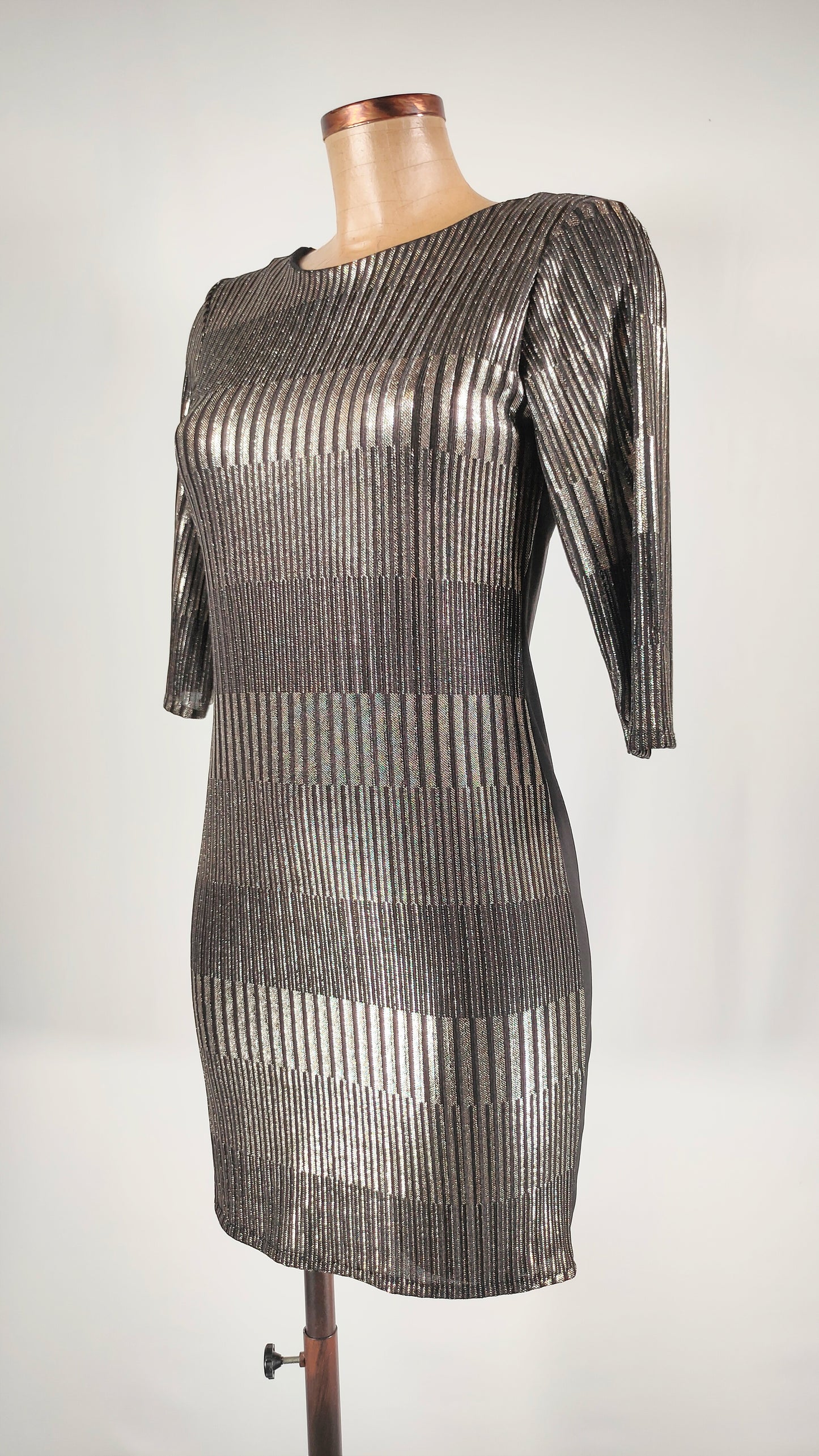 Vestido ajustado con efecto brillante plateado