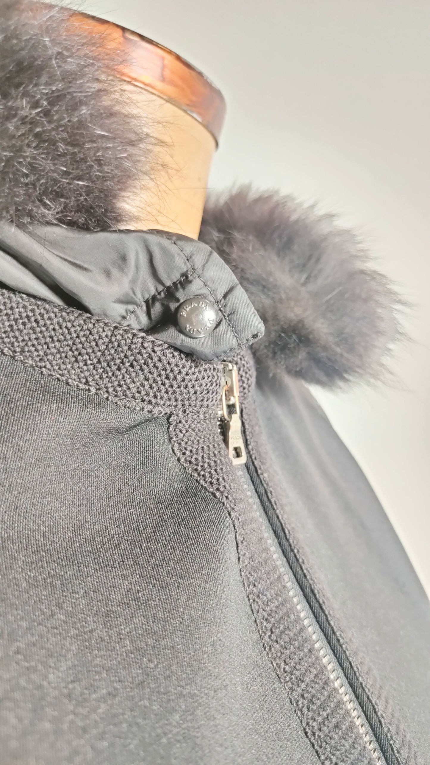 Chaqueta de Prada con capucha extraíble