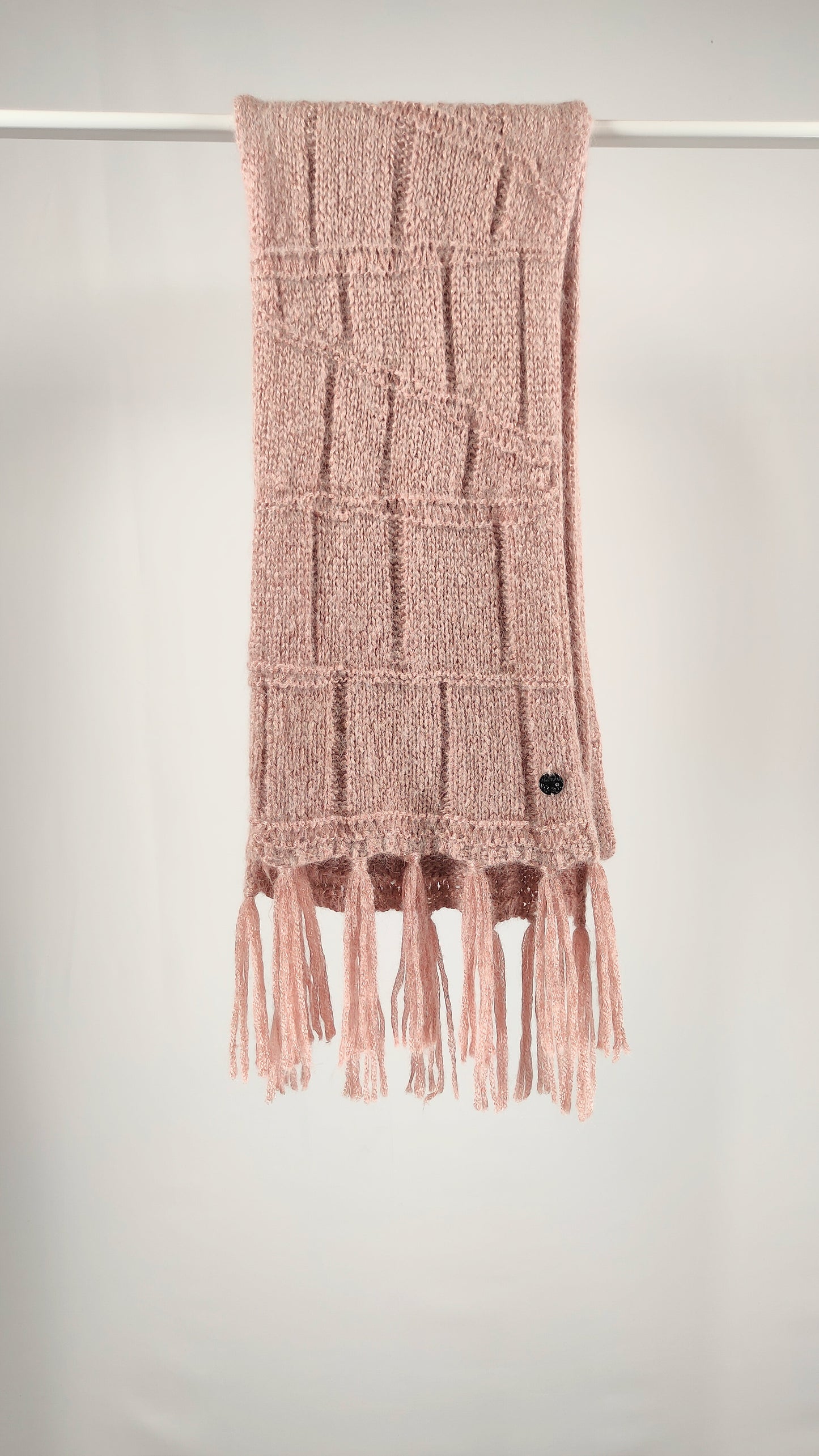 Bufanda rosa con detalle de marca