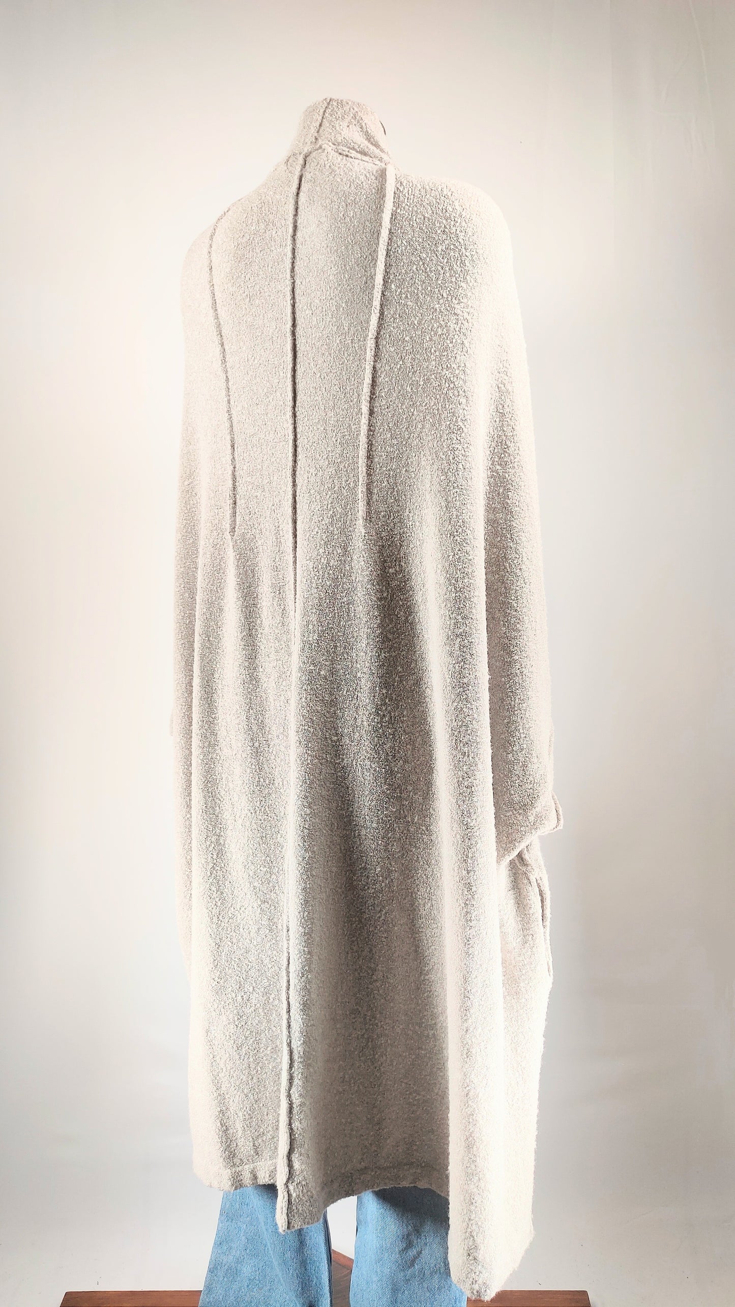 Chaqueta larga gris con bolsillos efecto cortura girada