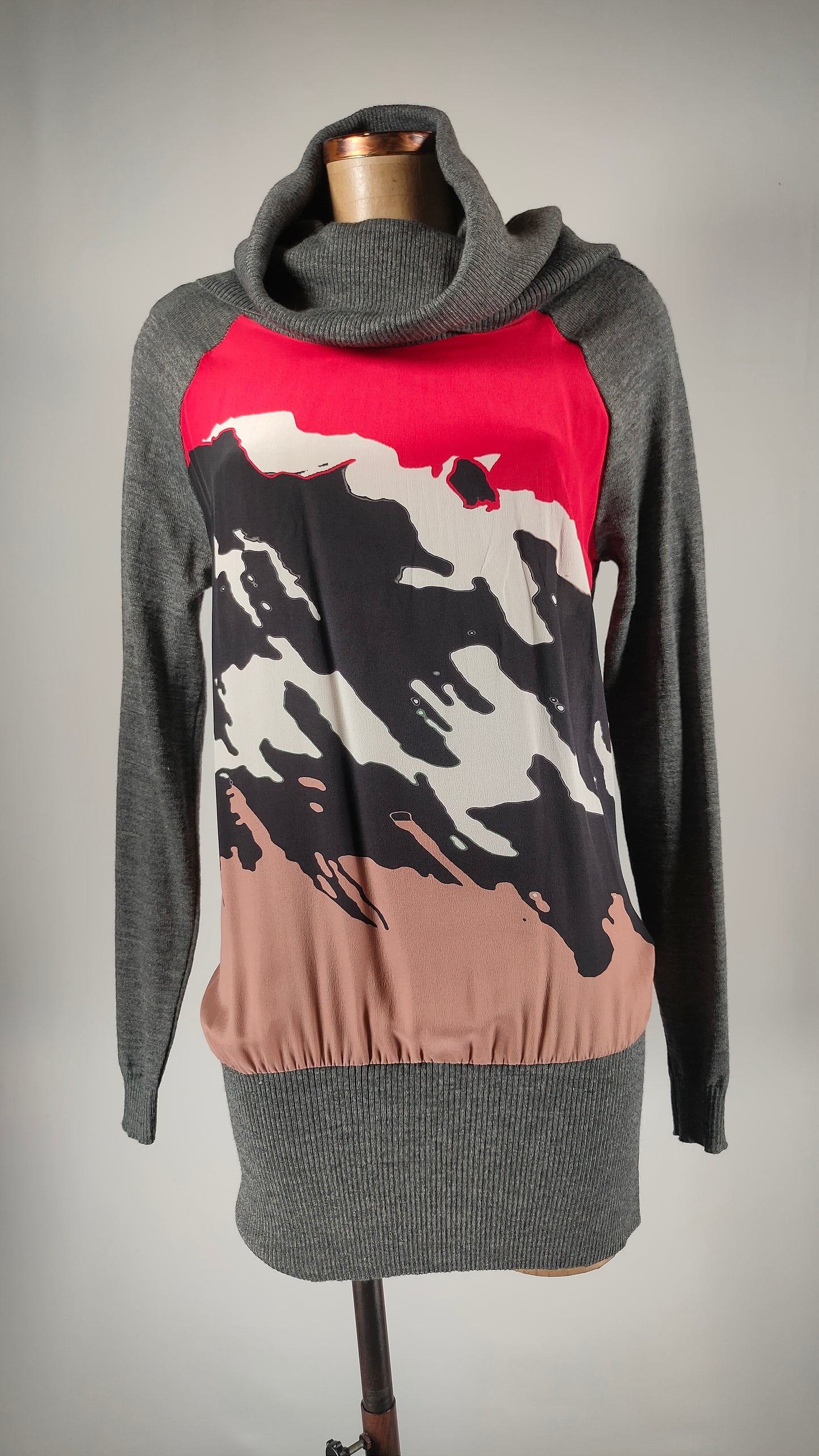 Vestido gris de cuello vuelto con estampado de seda