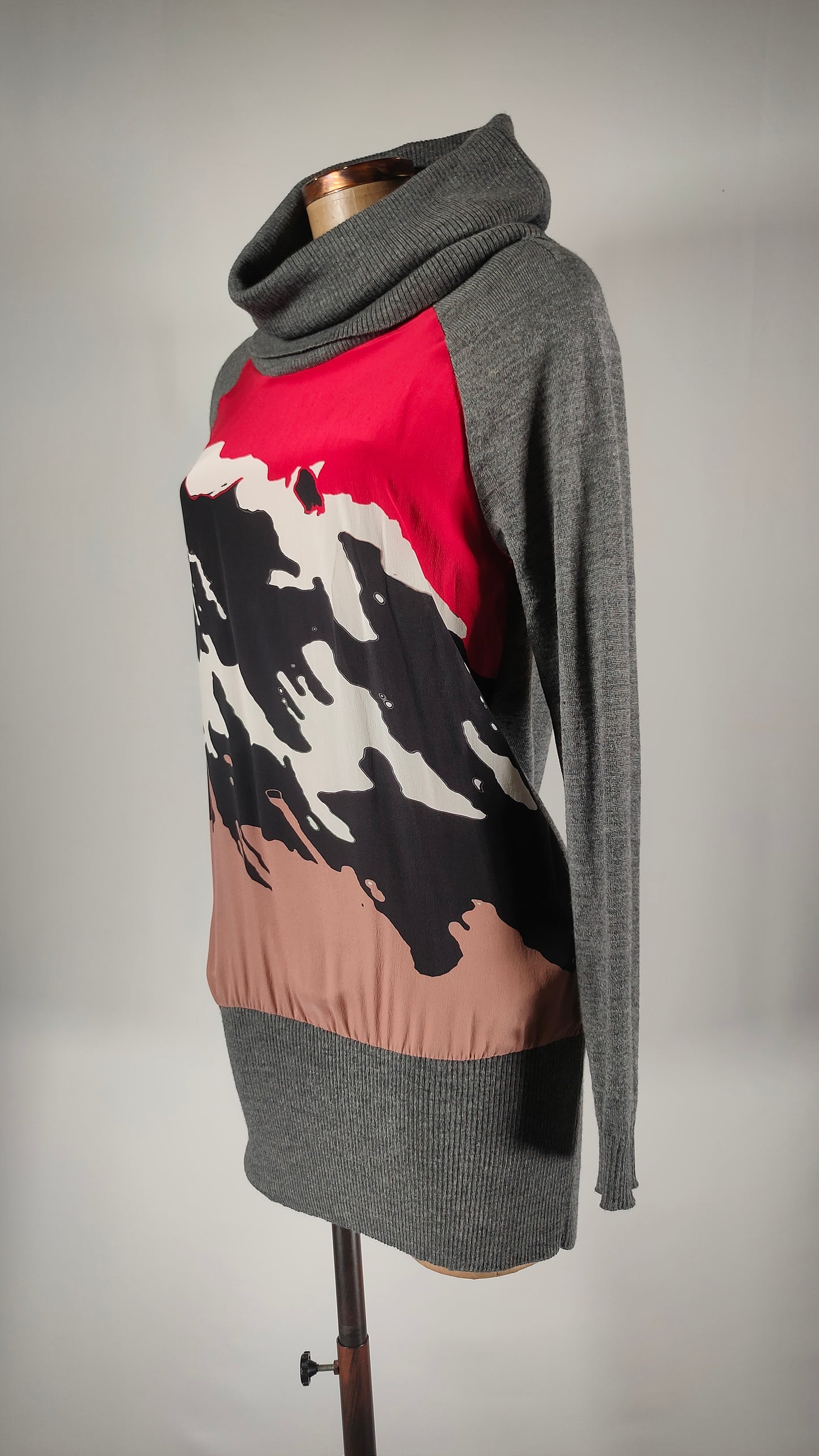 Vestido gris de cuello vuelto con estampado de seda