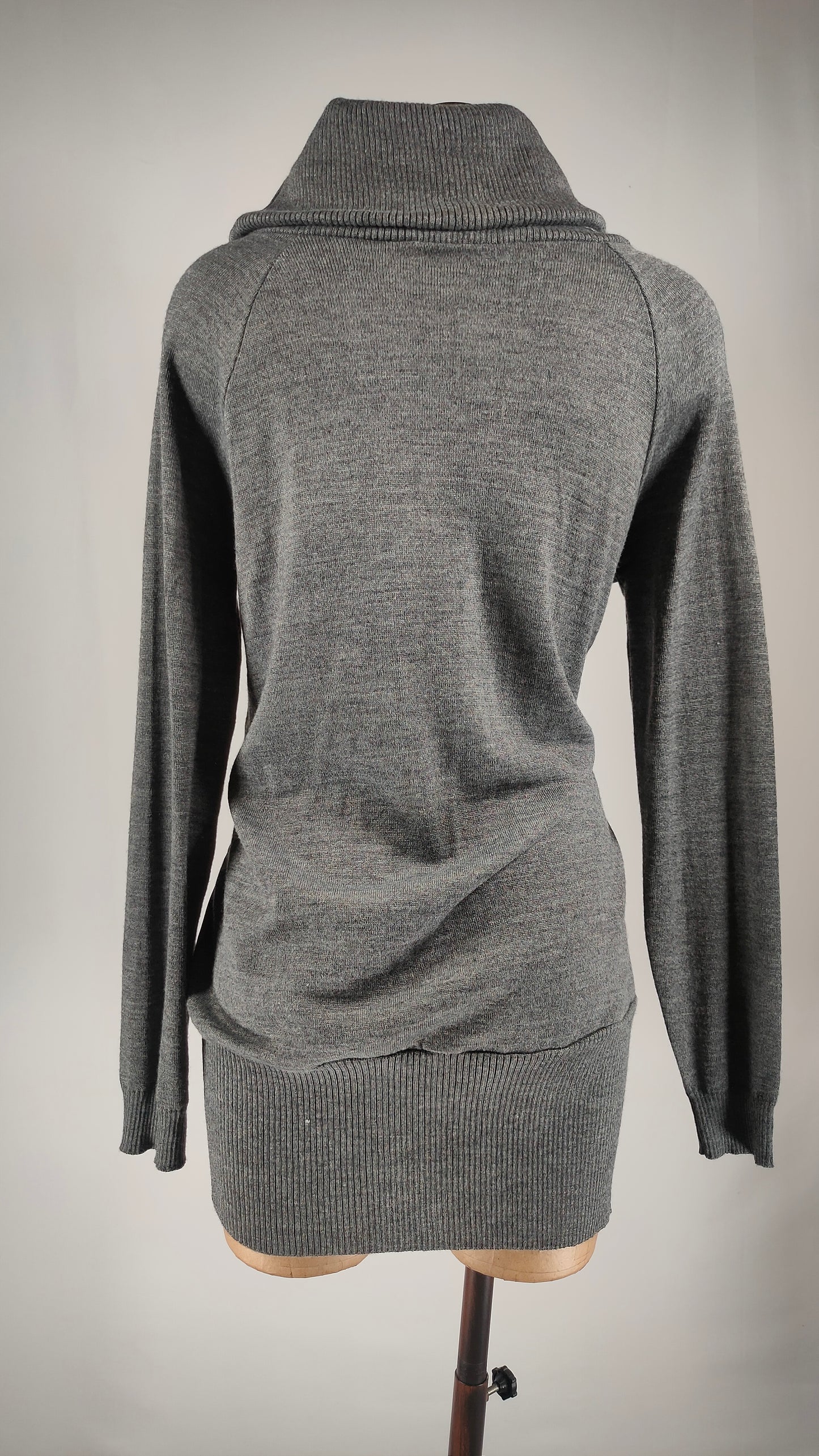 Vestido gris de cuello vuelto con estampado de seda