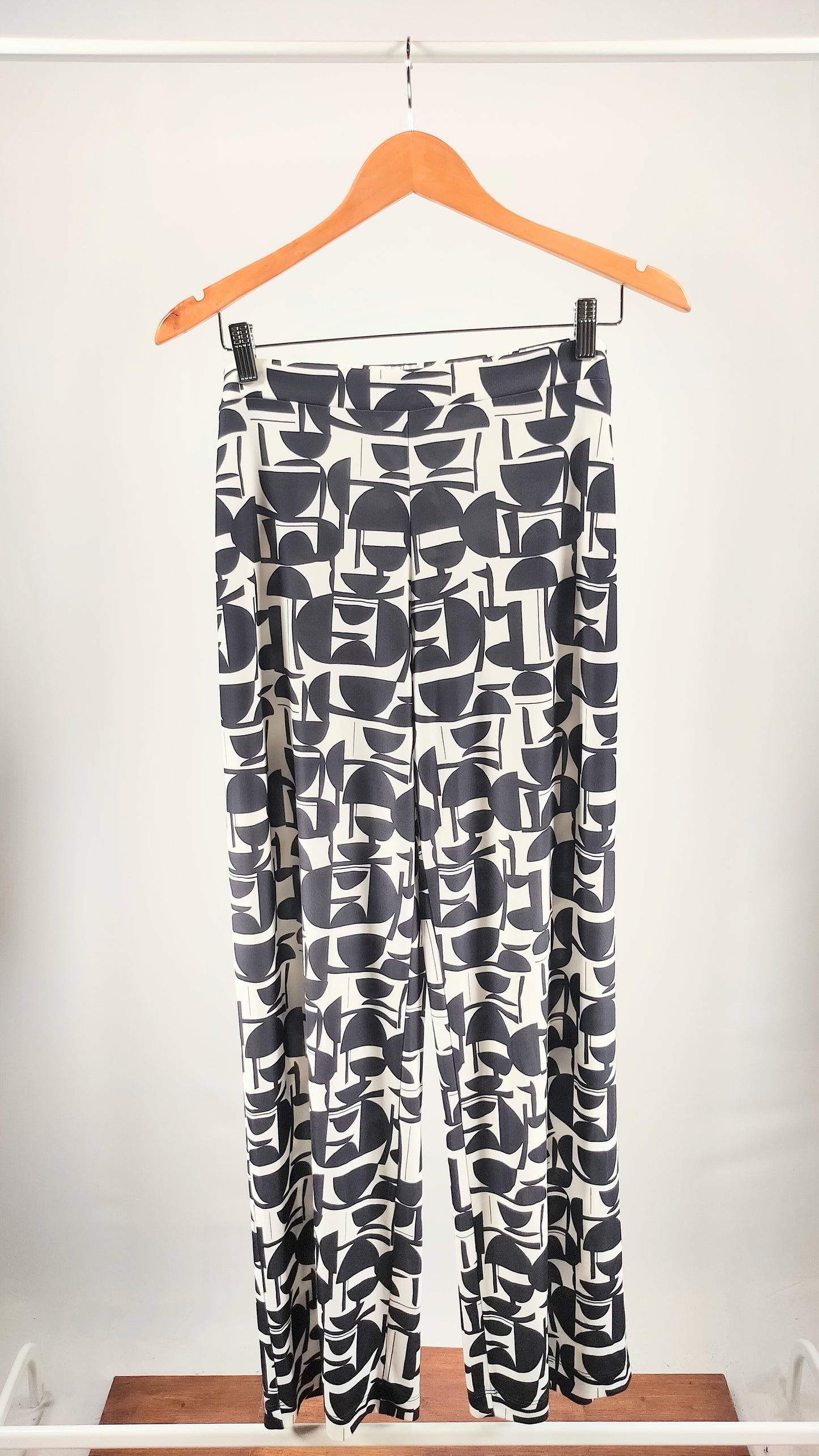 Pantalones palazzo estampado azul marino y blanco