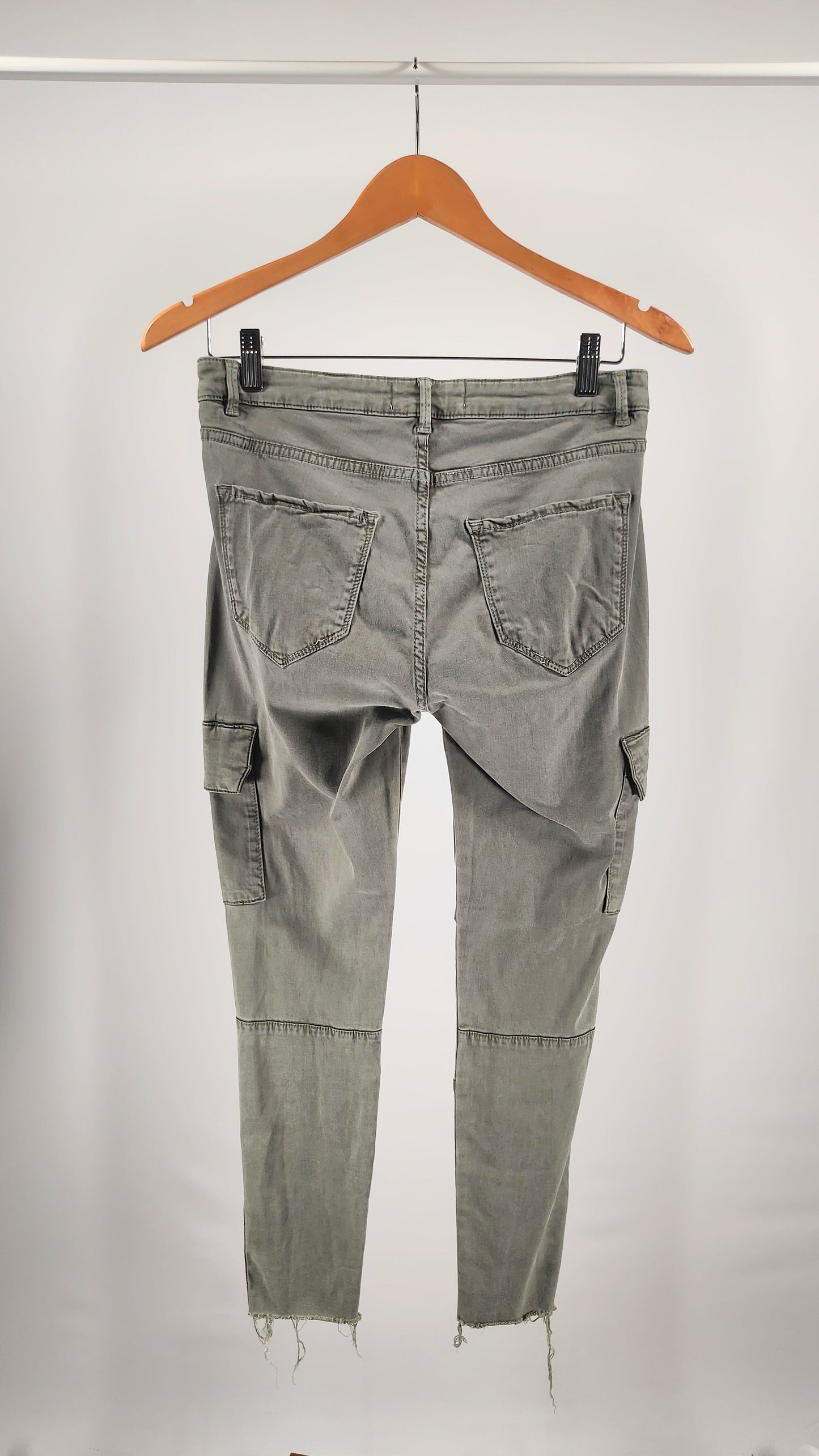 Pantalones cargo con cremallera en bajo