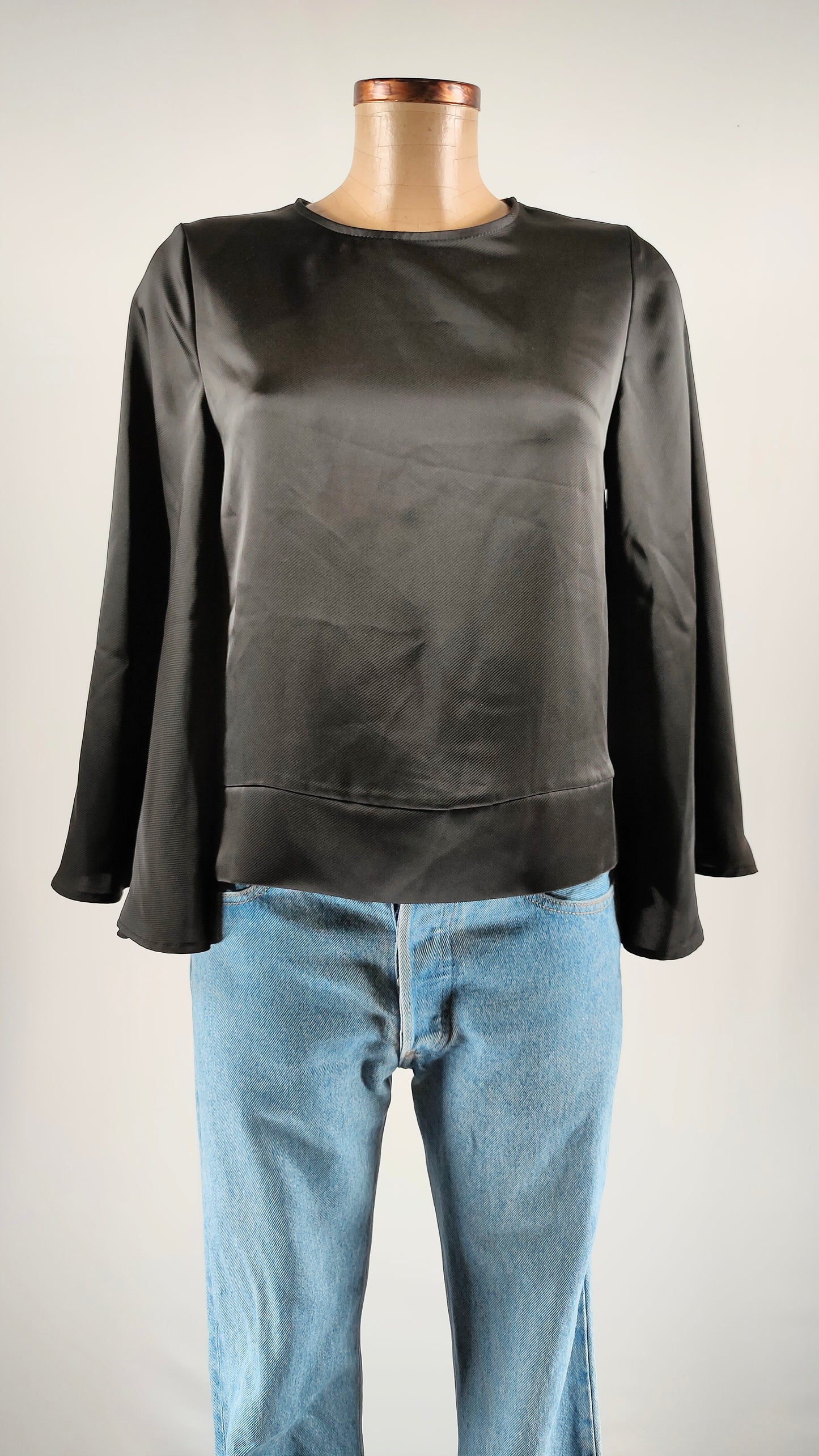 Blusa negra con manga de mariposa