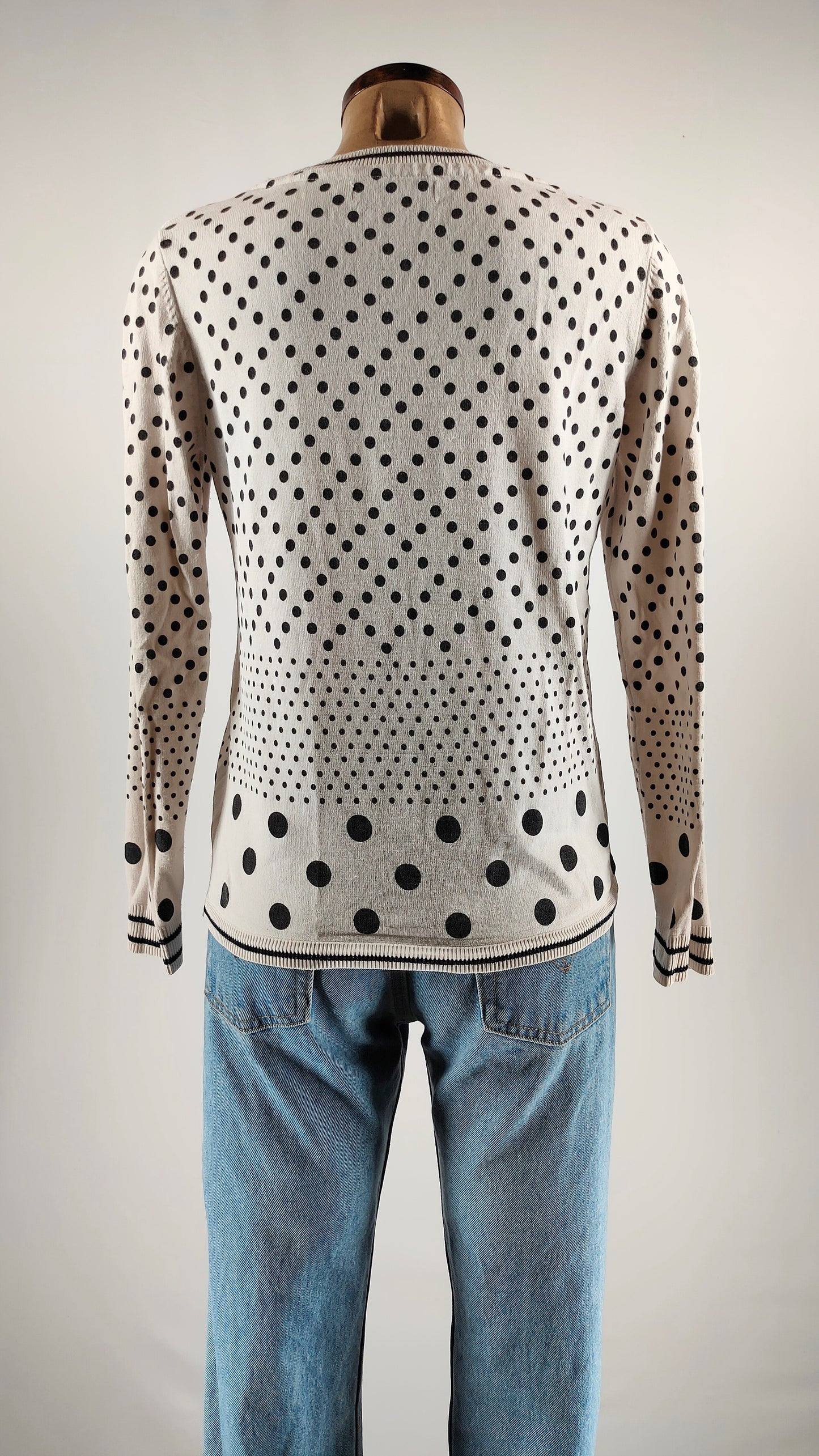 Jersey blanco con topos azul marino