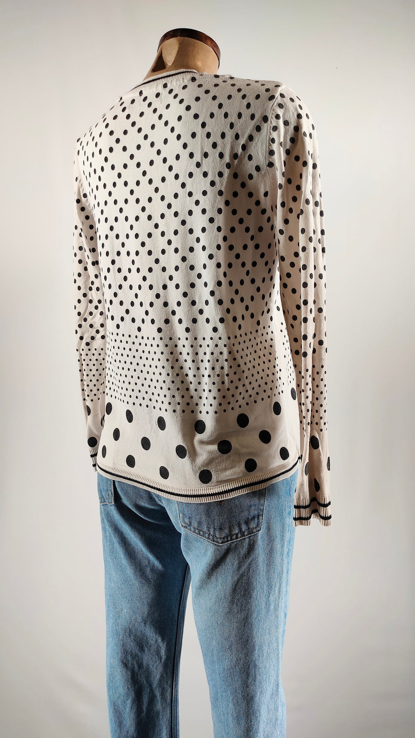 Jersey blanco con topos azul marino