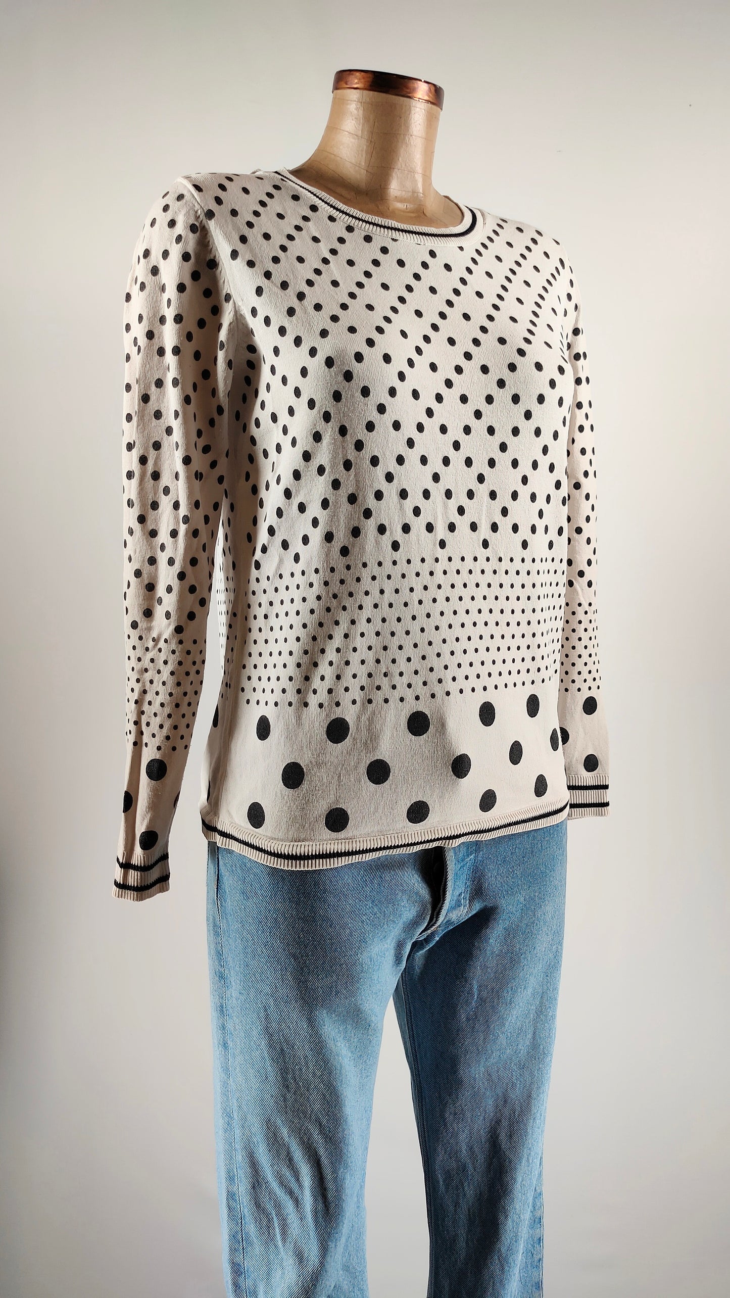 Jersey blanco con topos azul marino