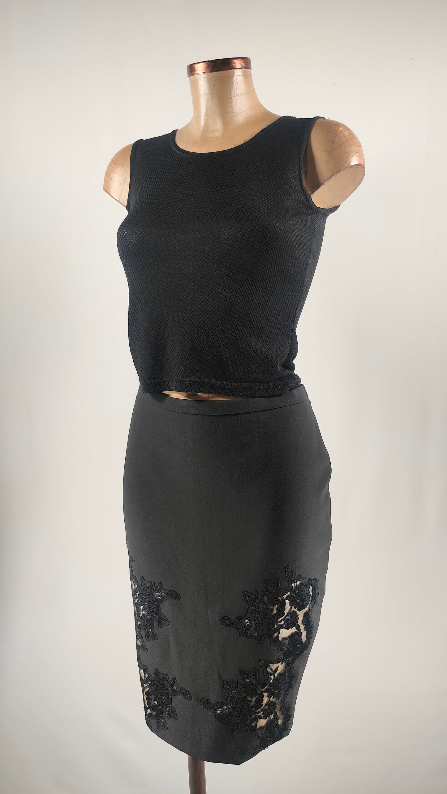 Falda con detalle de encaje y transparencia con forro champagne