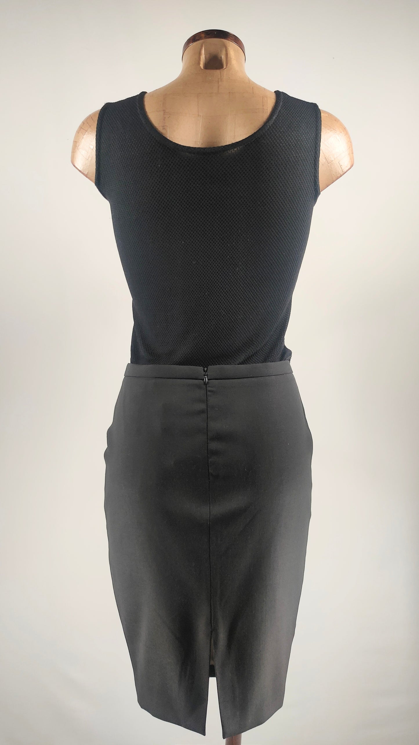 Falda con detalle de encaje y transparencia con forro champagne