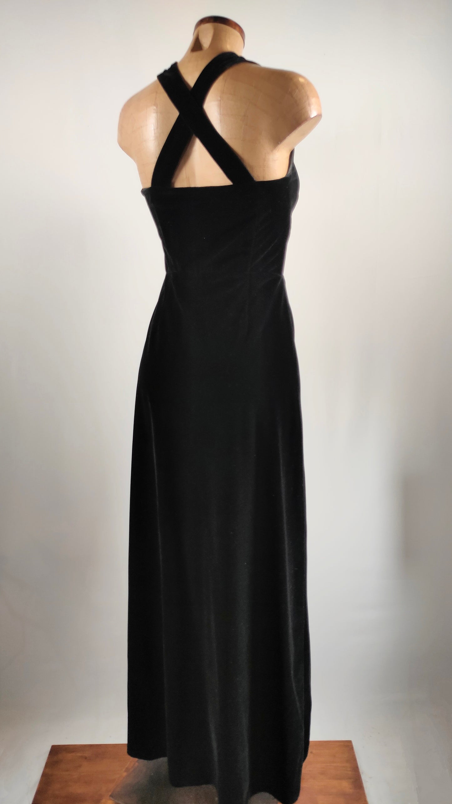 Vestido con espalda cruzada de terciopelo negro