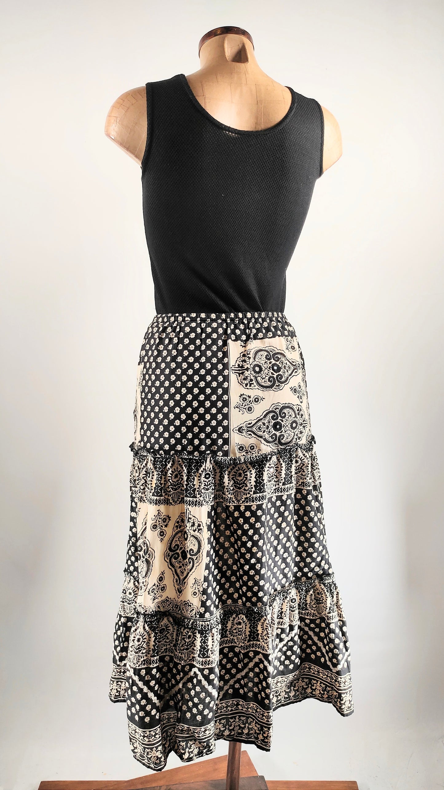 Falda estampada con apliques cuadrados
