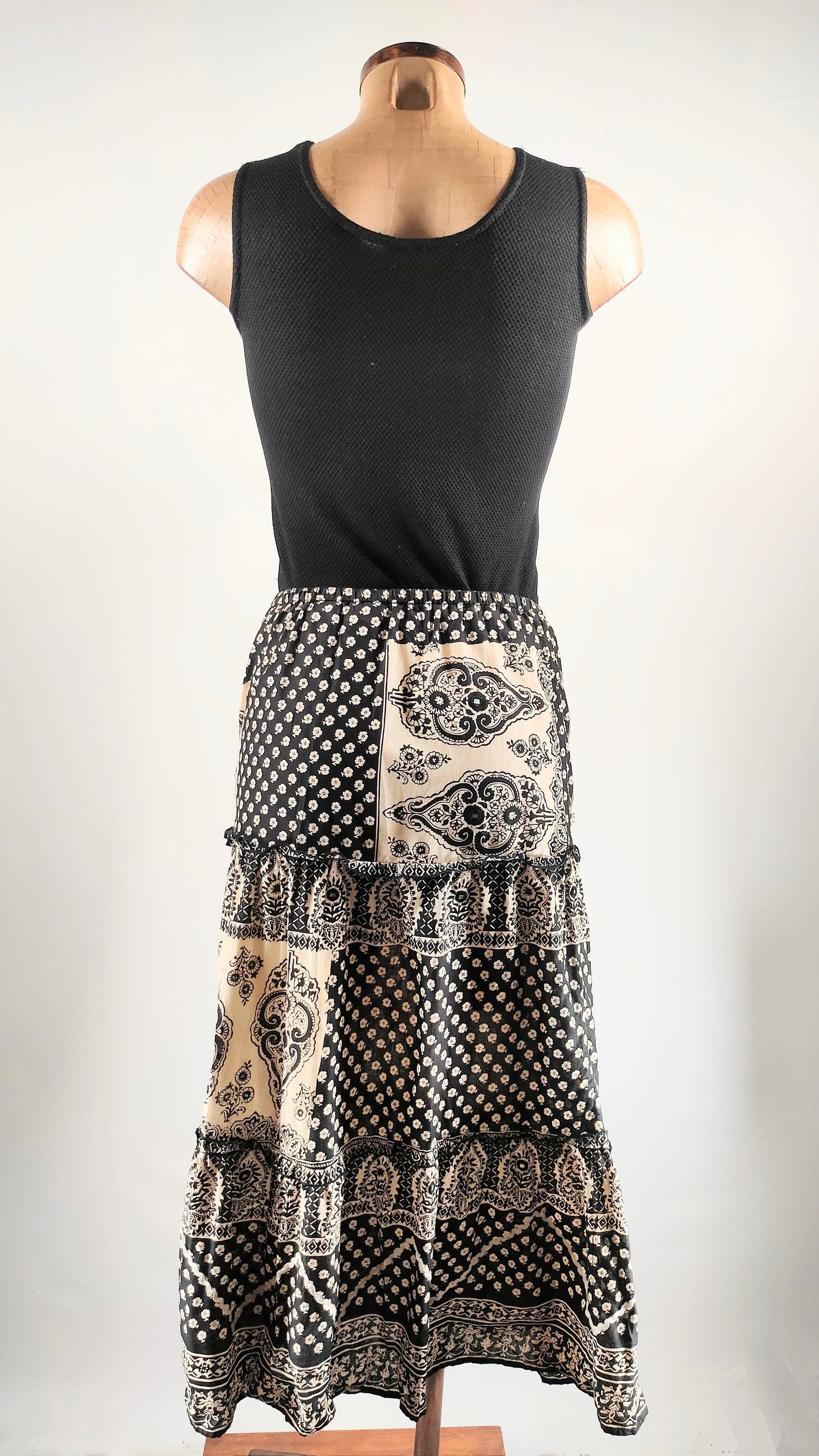 Falda estampada con apliques cuadrados