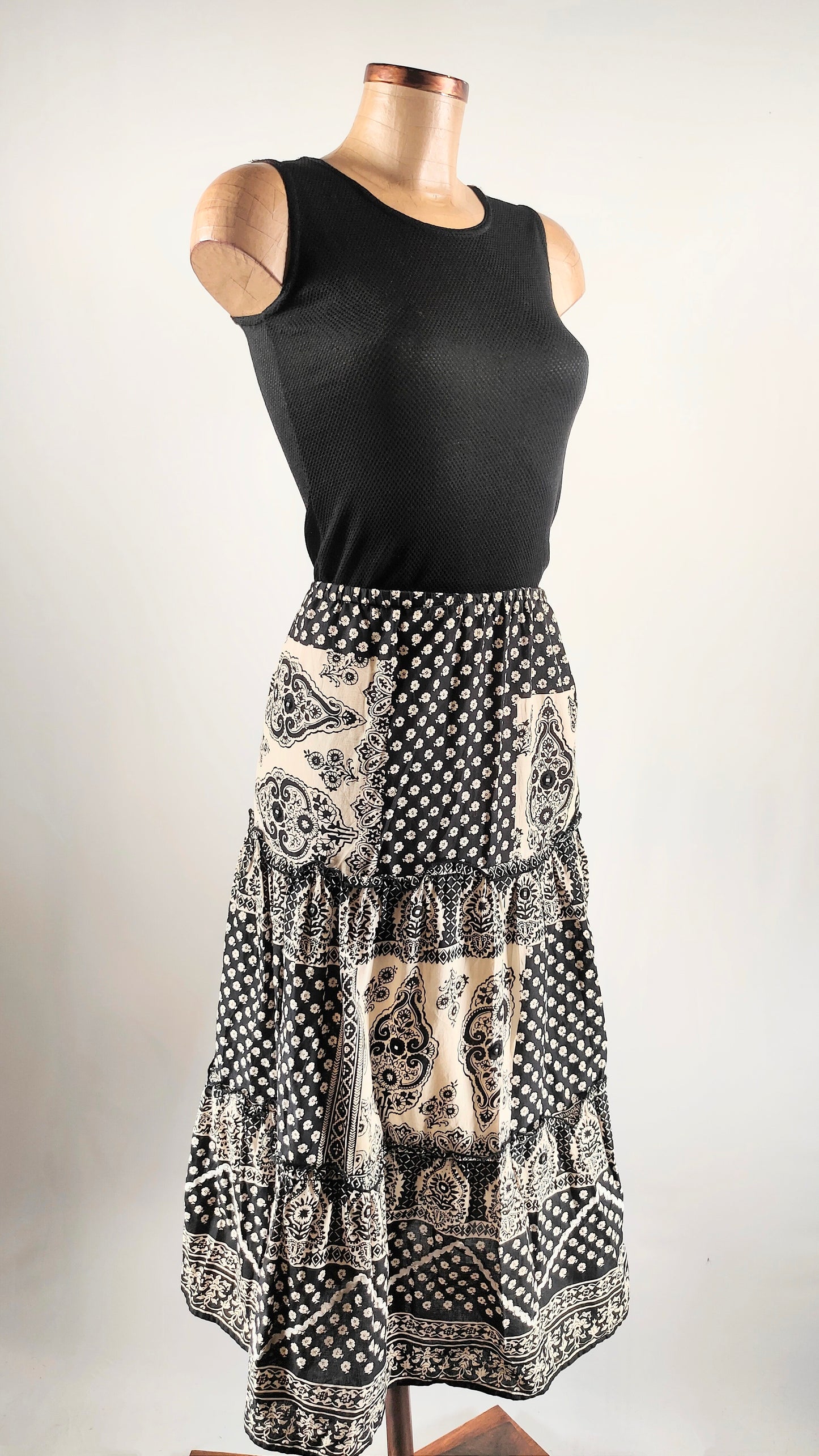 Falda estampada con apliques cuadrados