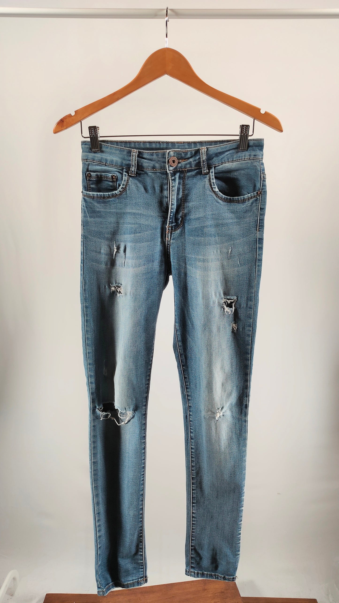 Jeans elásticos con roturas en azul claro