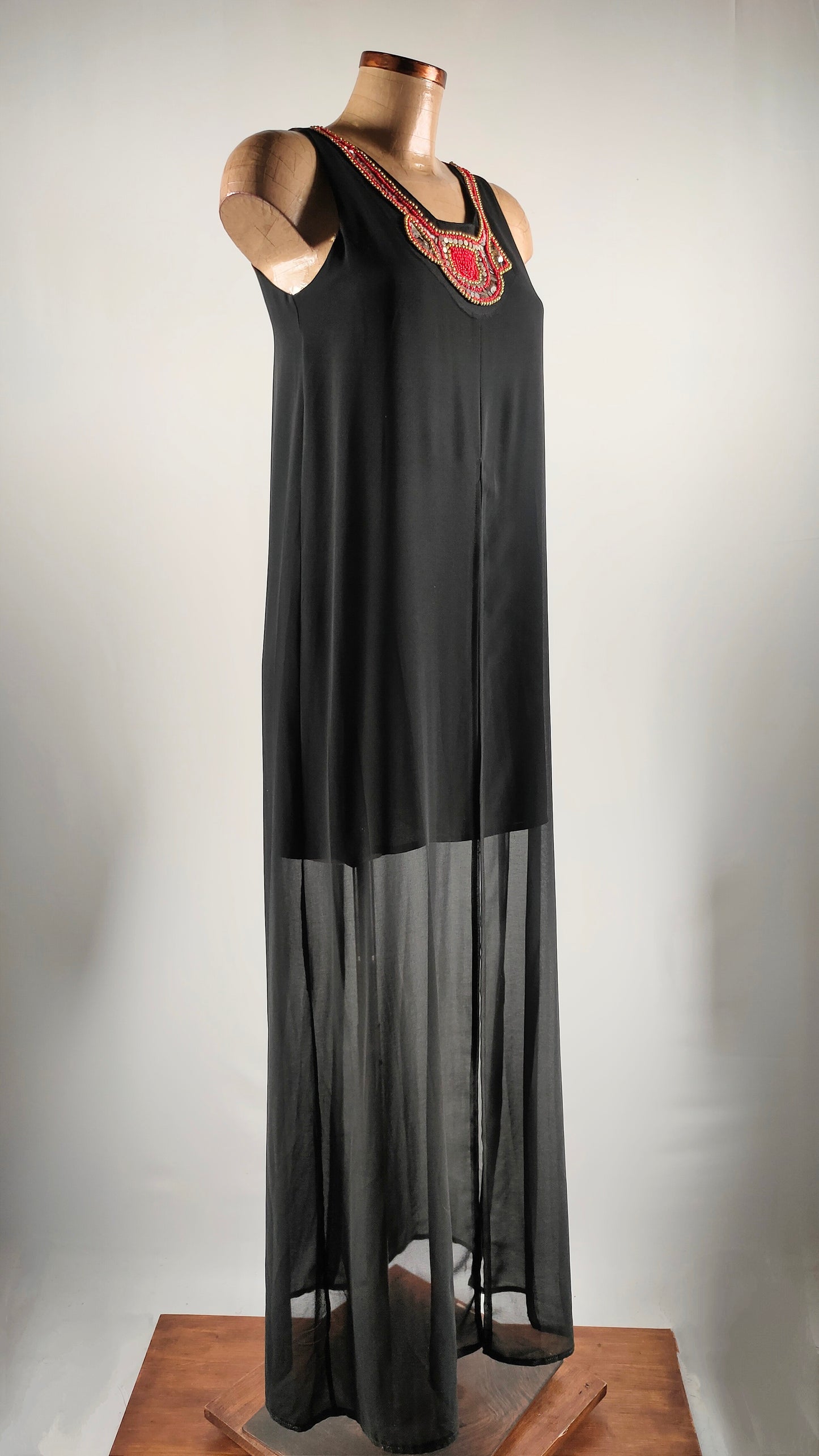 Vestido con pedrería y apliques en escote