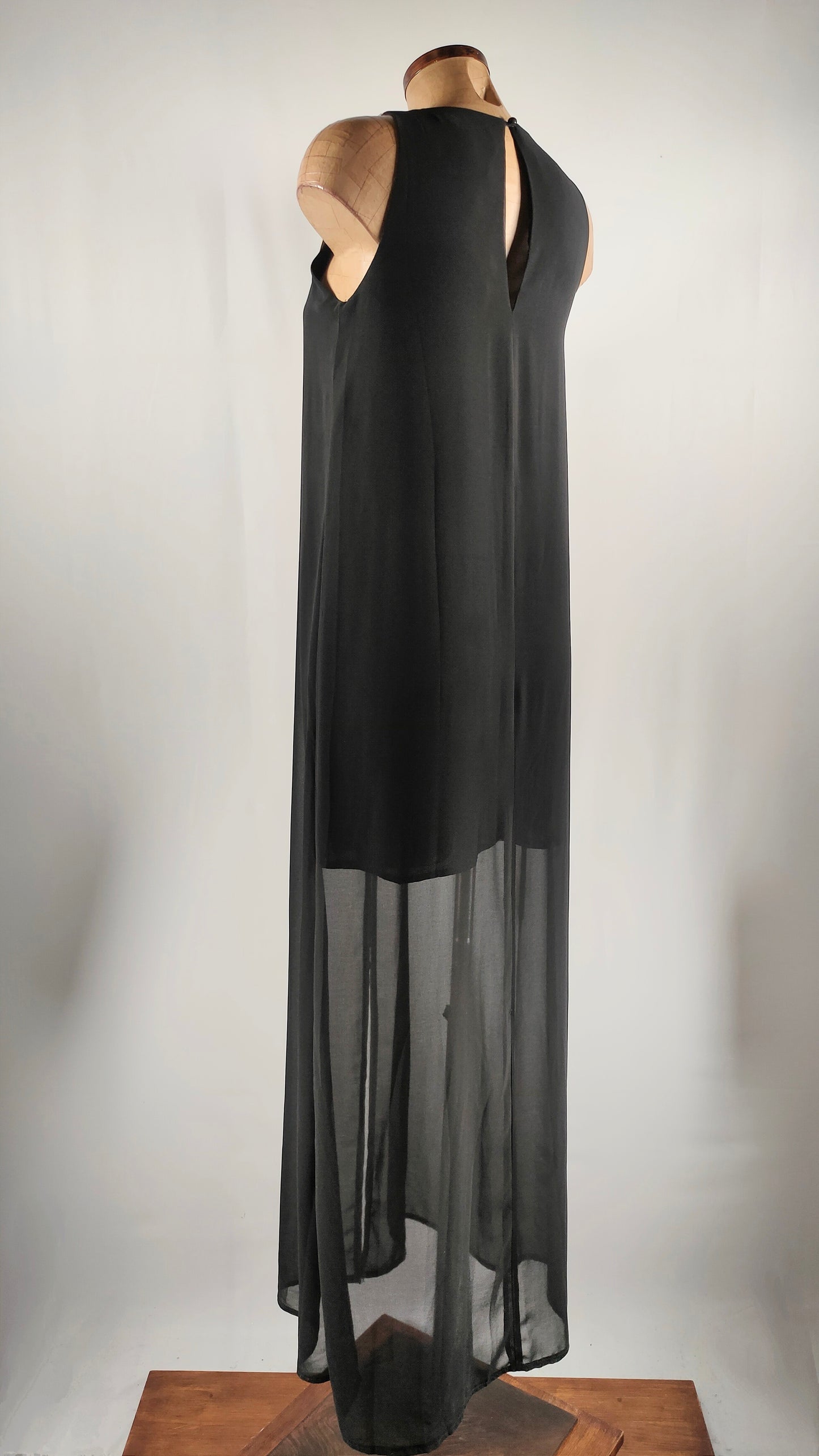 Vestido con pedrería y apliques en escote