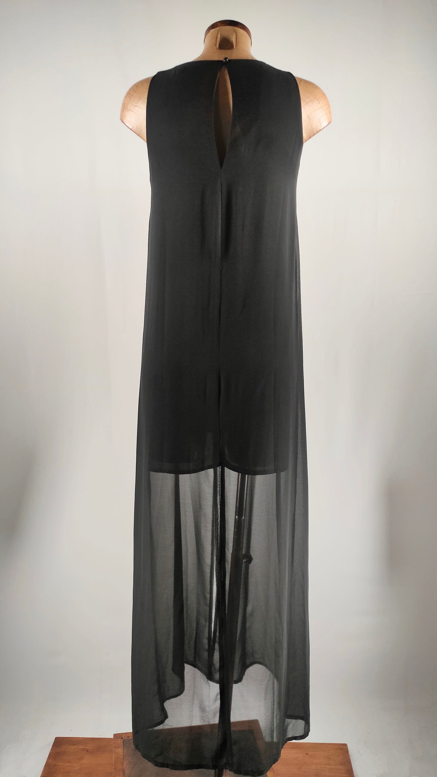 Vestido con pedrería y apliques en escote