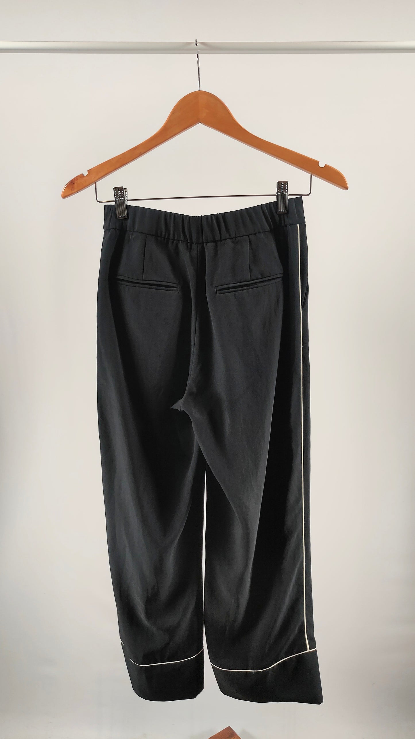 Pantalones anchos con cenefa blanca