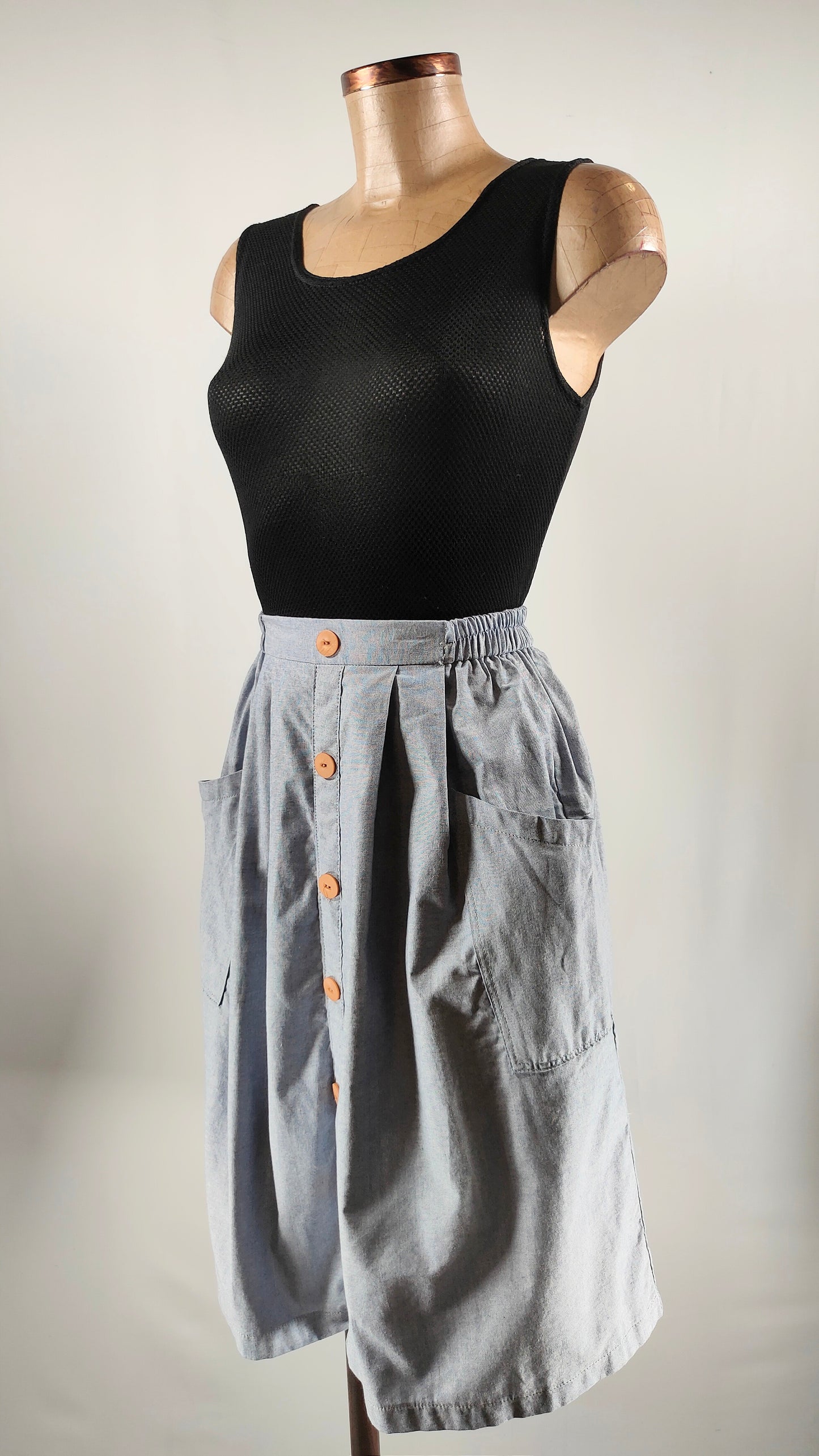 Falda de algodón azul con detalle de botones