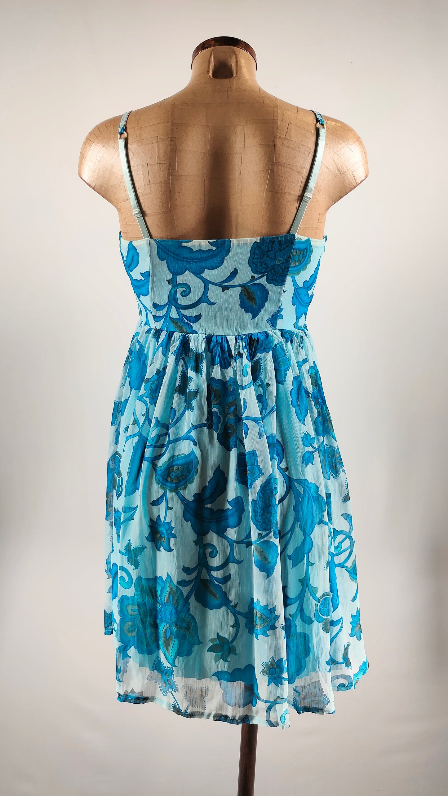 Vestido veraniego con estampado azul floral