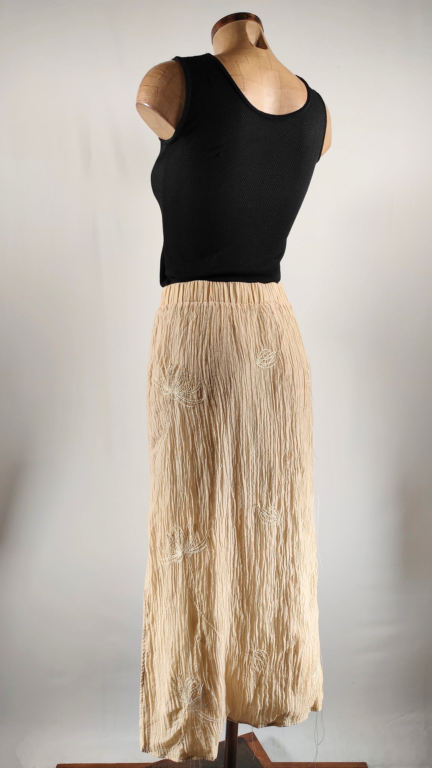 Falda larga beige con bordado de ojas