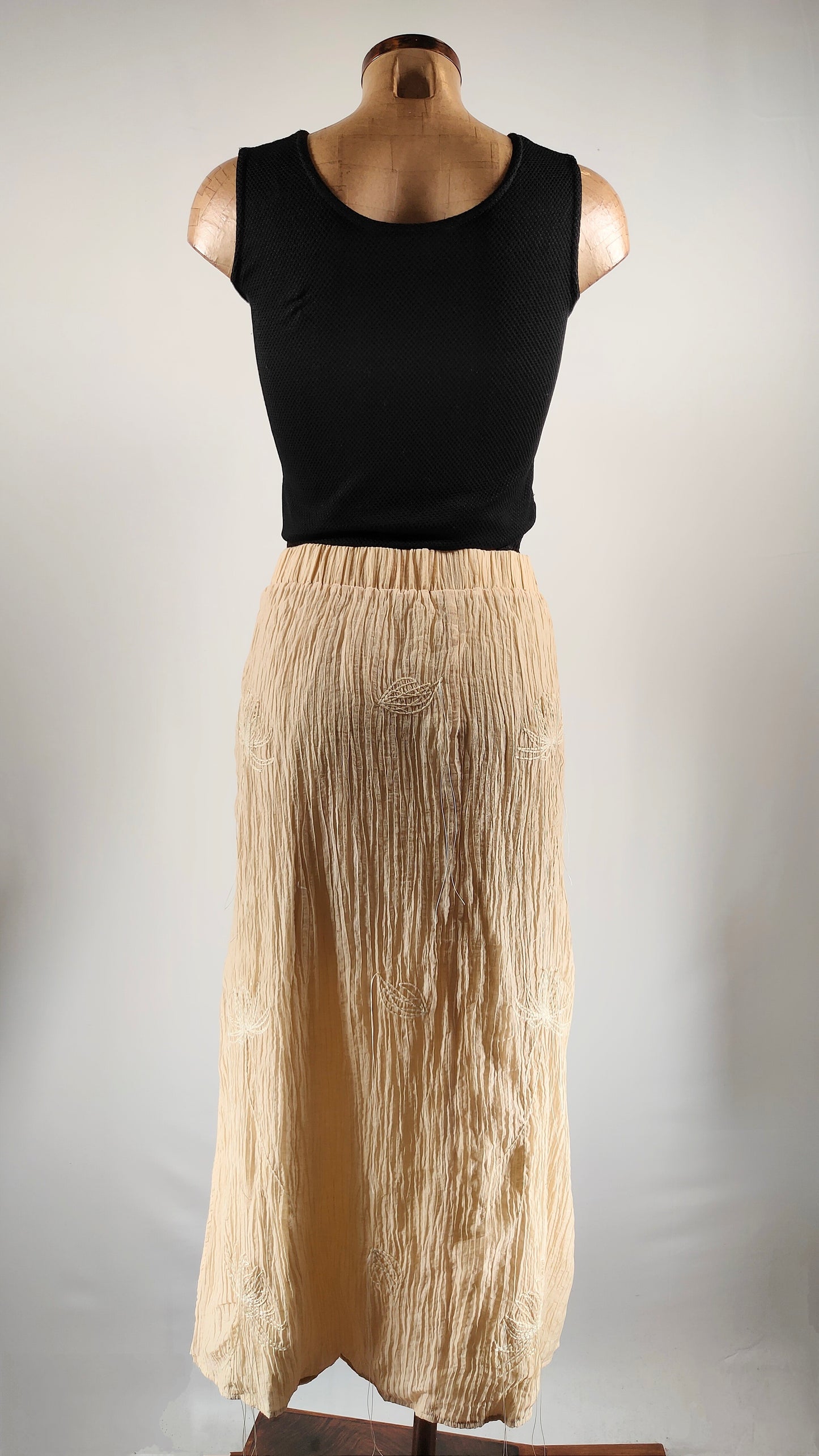 Falda larga beige con bordado de ojas