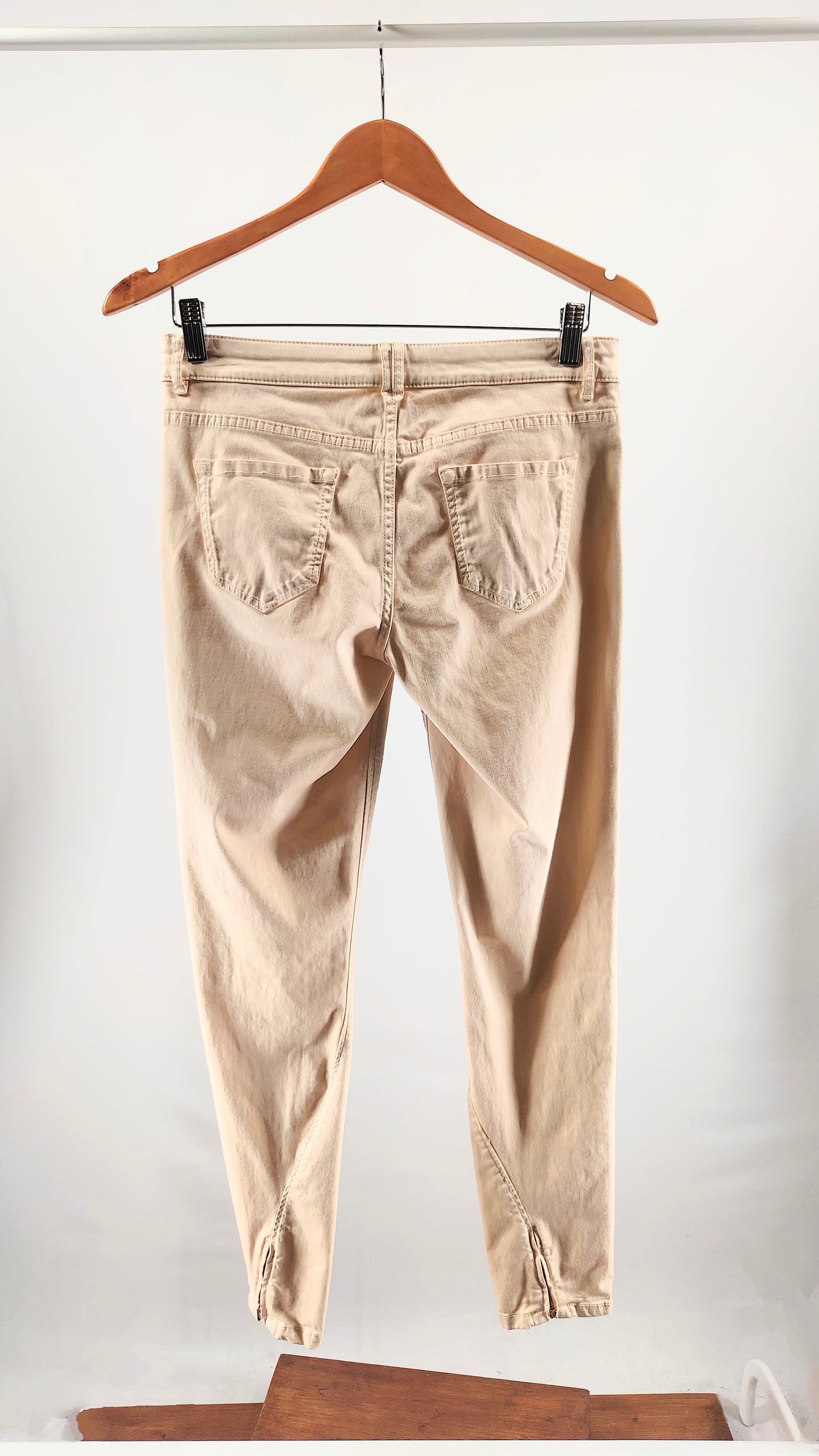 Pantalones con cremallera en el bajo