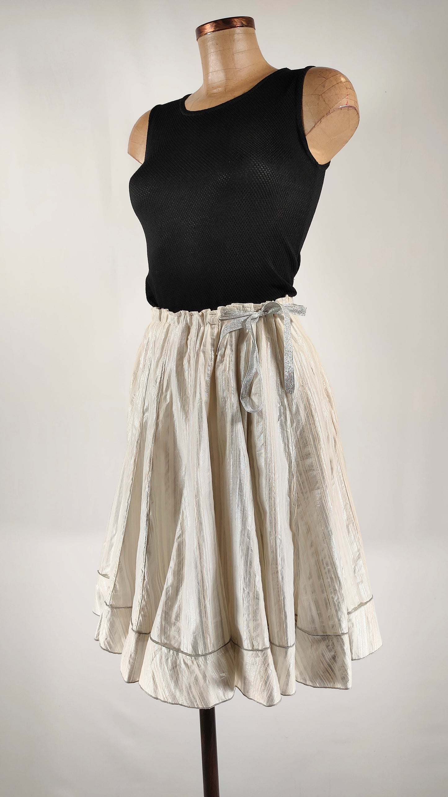 Falda con rayas en color plata