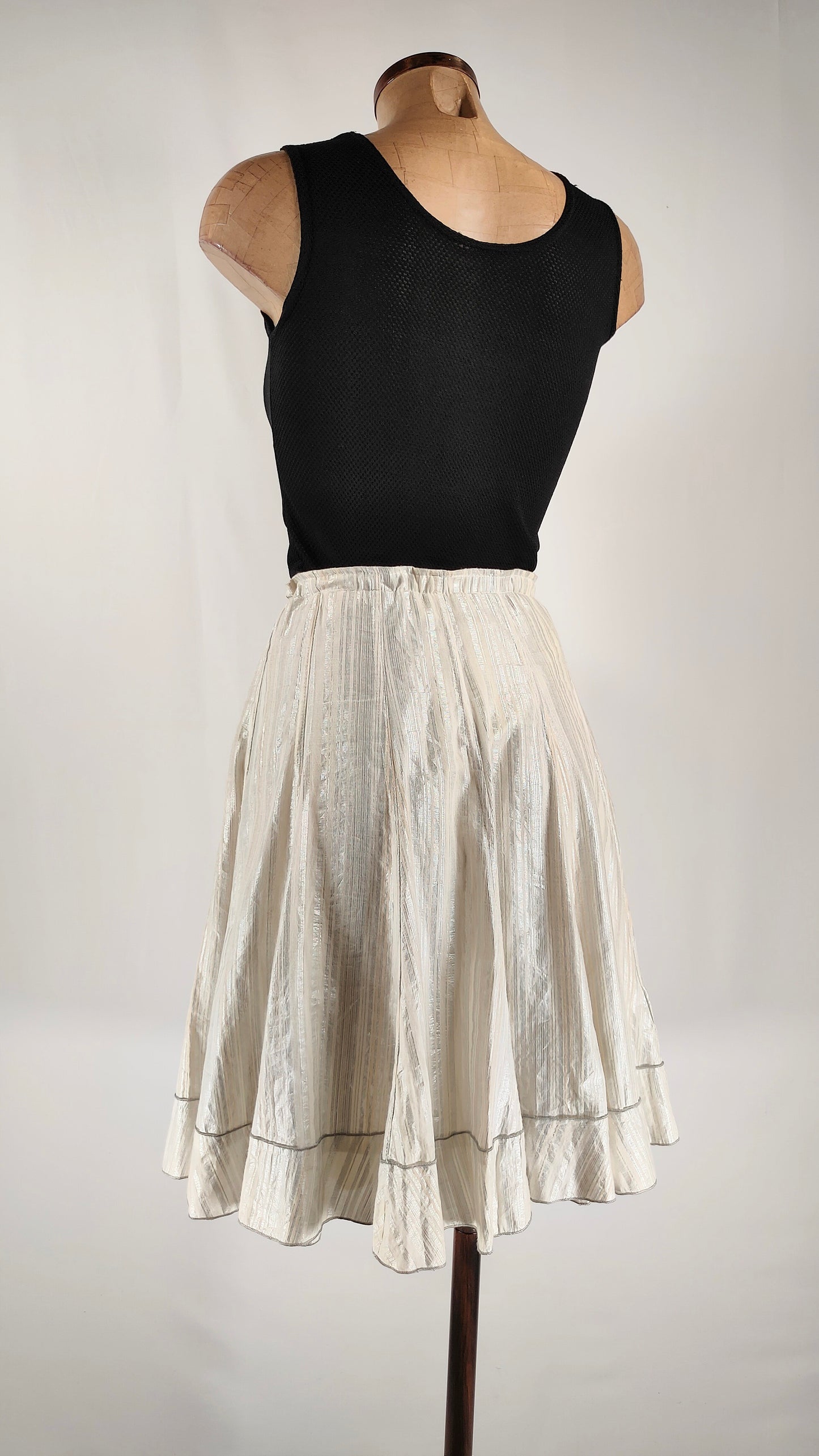 Falda con rayas en color plata