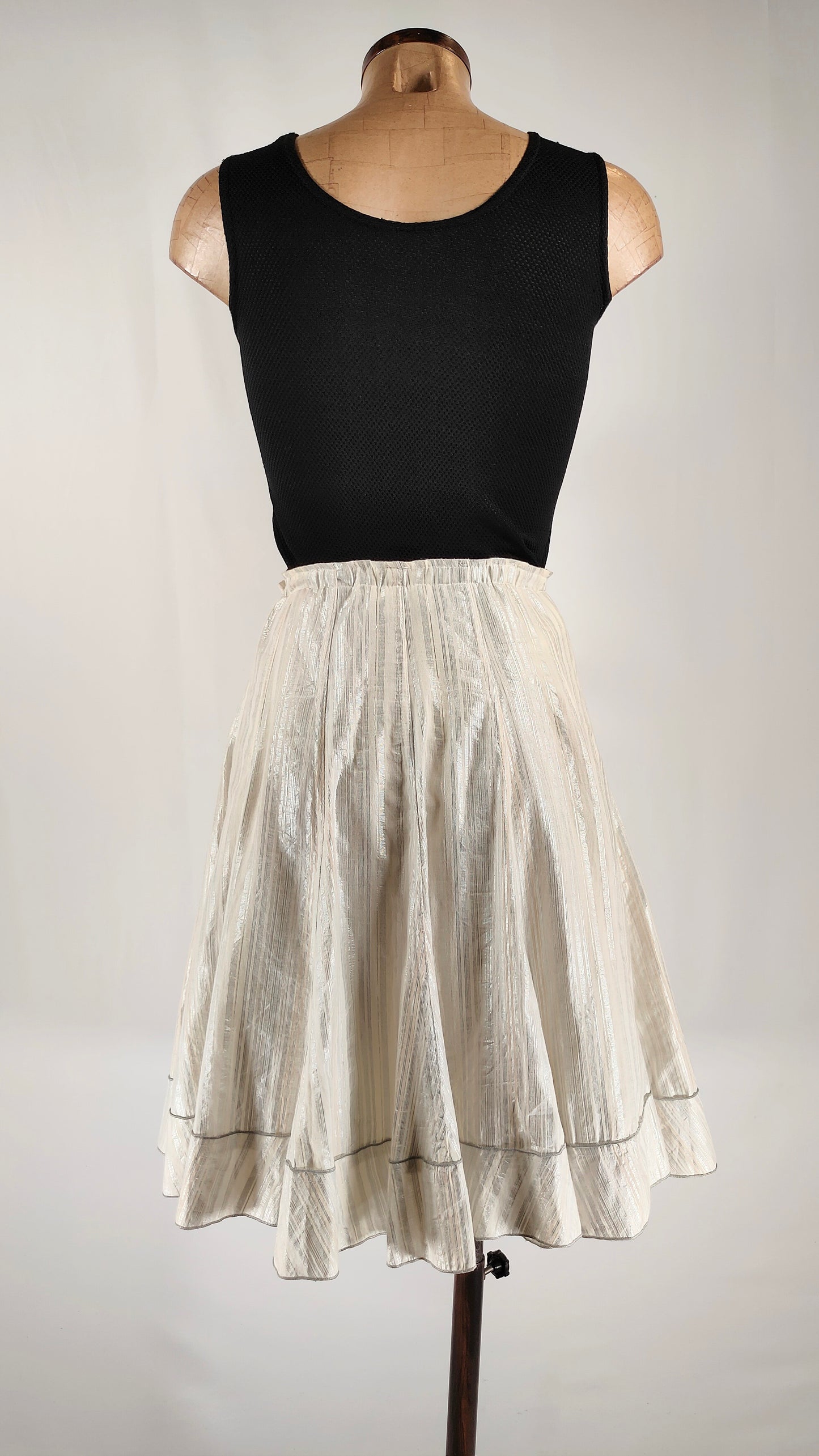 Falda con rayas en color plata