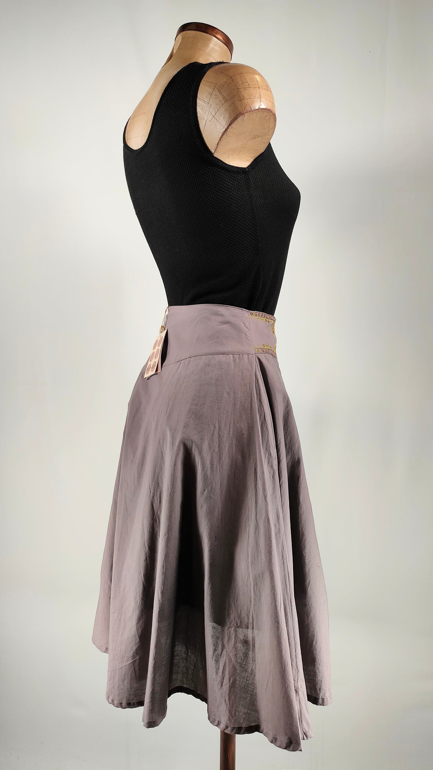 Falda con apliques brillantes en cintura